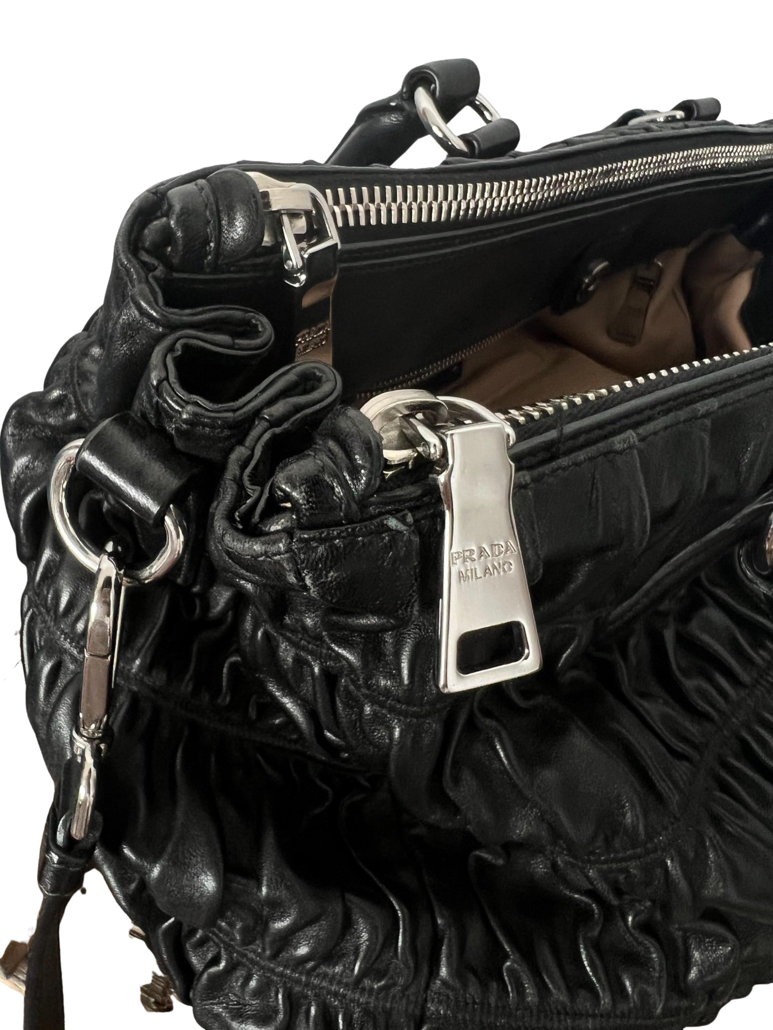 Prada Schwarze Nappa Gaufre-Tasche mit Lederfutter und Schulterriemen  im Angebot 3