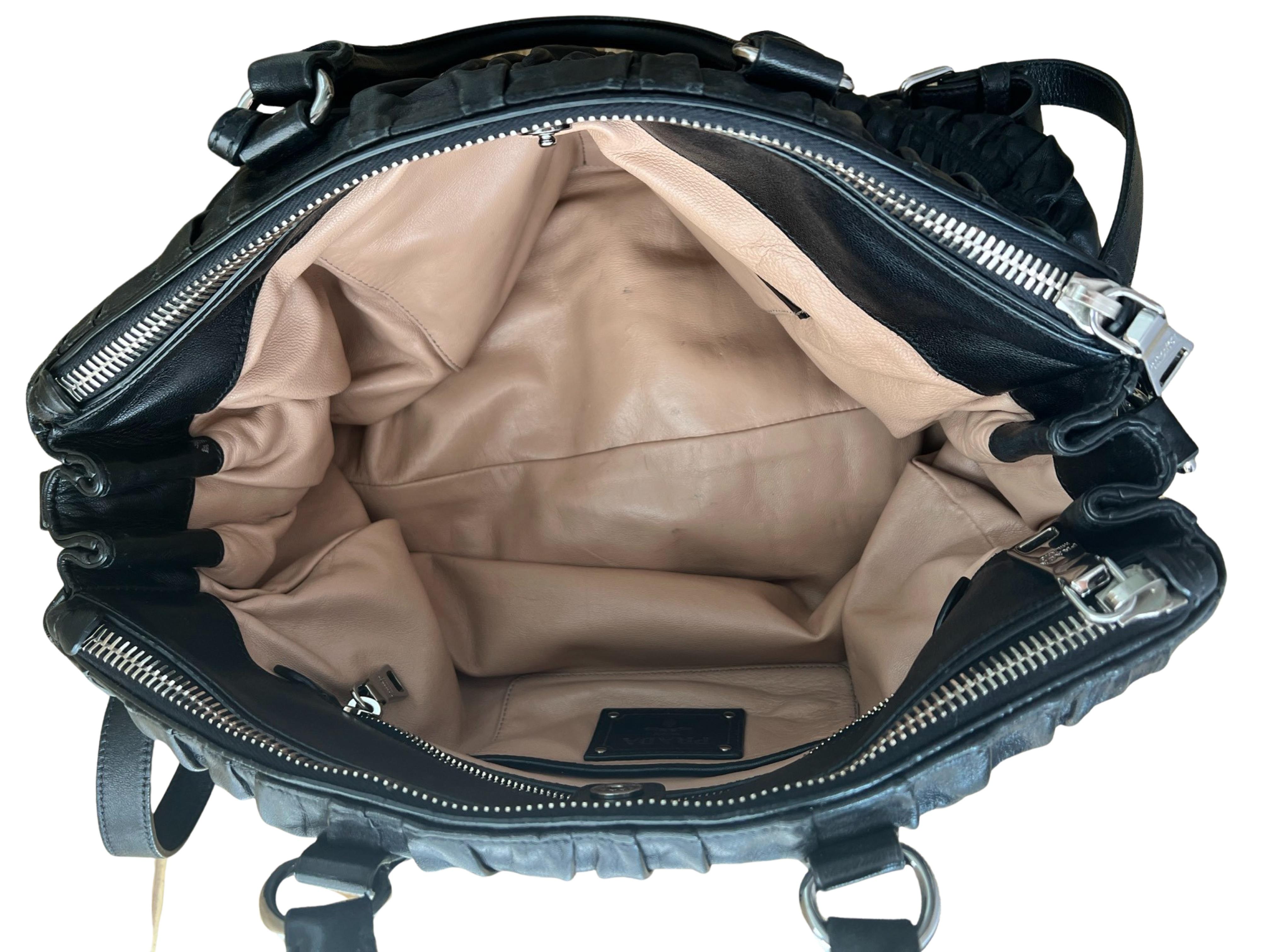 Prada Schwarze Nappa Gaufre-Tasche mit Lederfutter und Schulterriemen  im Angebot 4