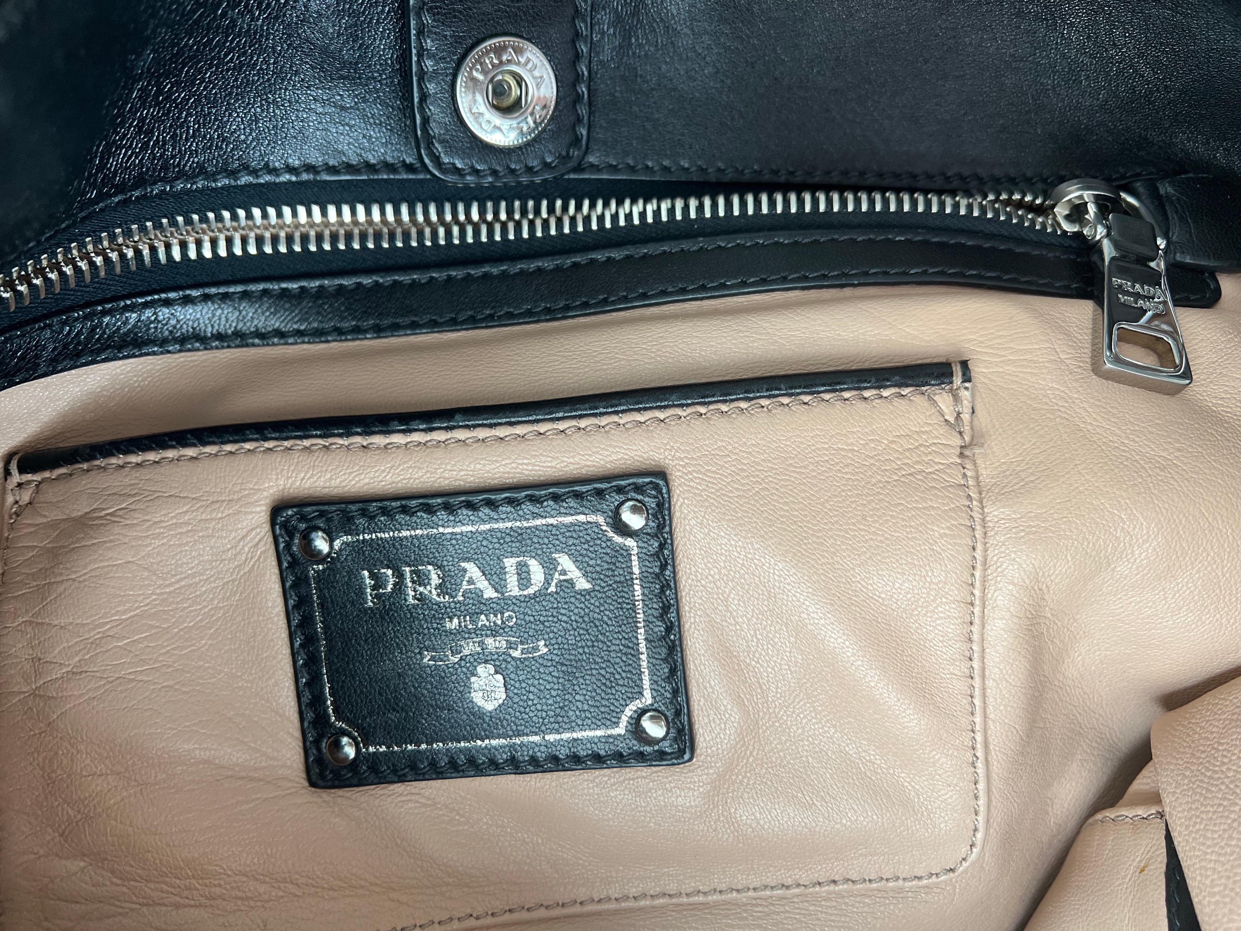 Prada Schwarze Nappa Gaufre-Tasche mit Lederfutter und Schulterriemen  im Angebot 5