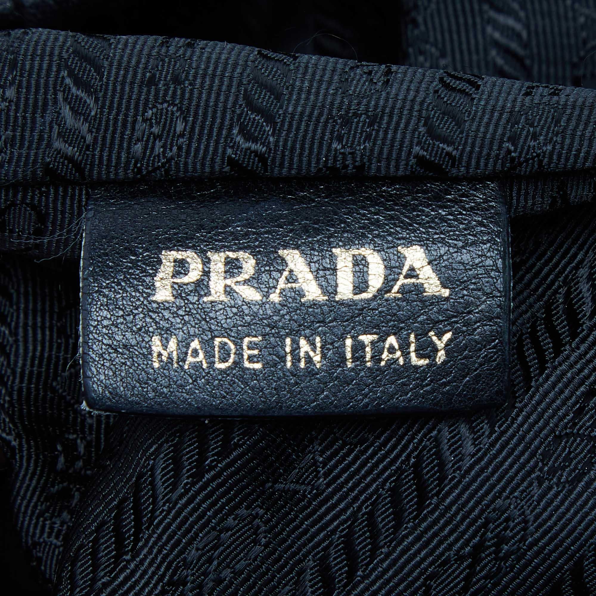 Prada Black Nappa Gaufre Leather Tote In Good Condition For Sale In Dubai, Al Qouz 2