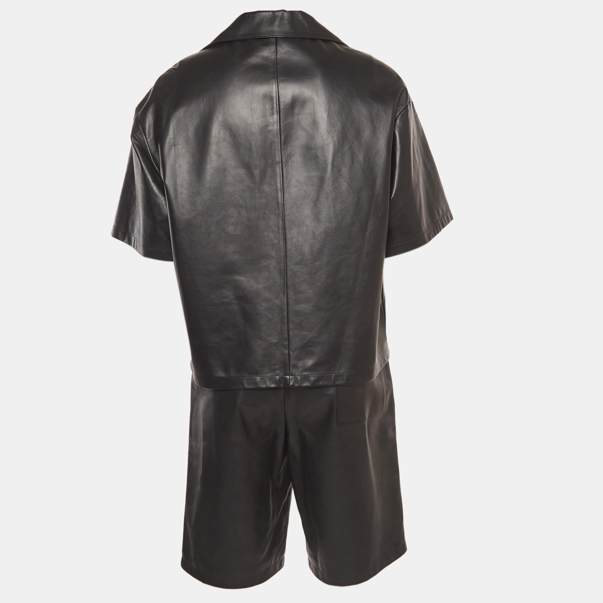 Cet ensemble de shorts et de chemises Prada se caractérise par une coupe élégante, un cuir de haute qualité, un confort et un style durables. L'ensemble est de couleur noire et le col de la chemise porte le logo triangulaire de la marque.

