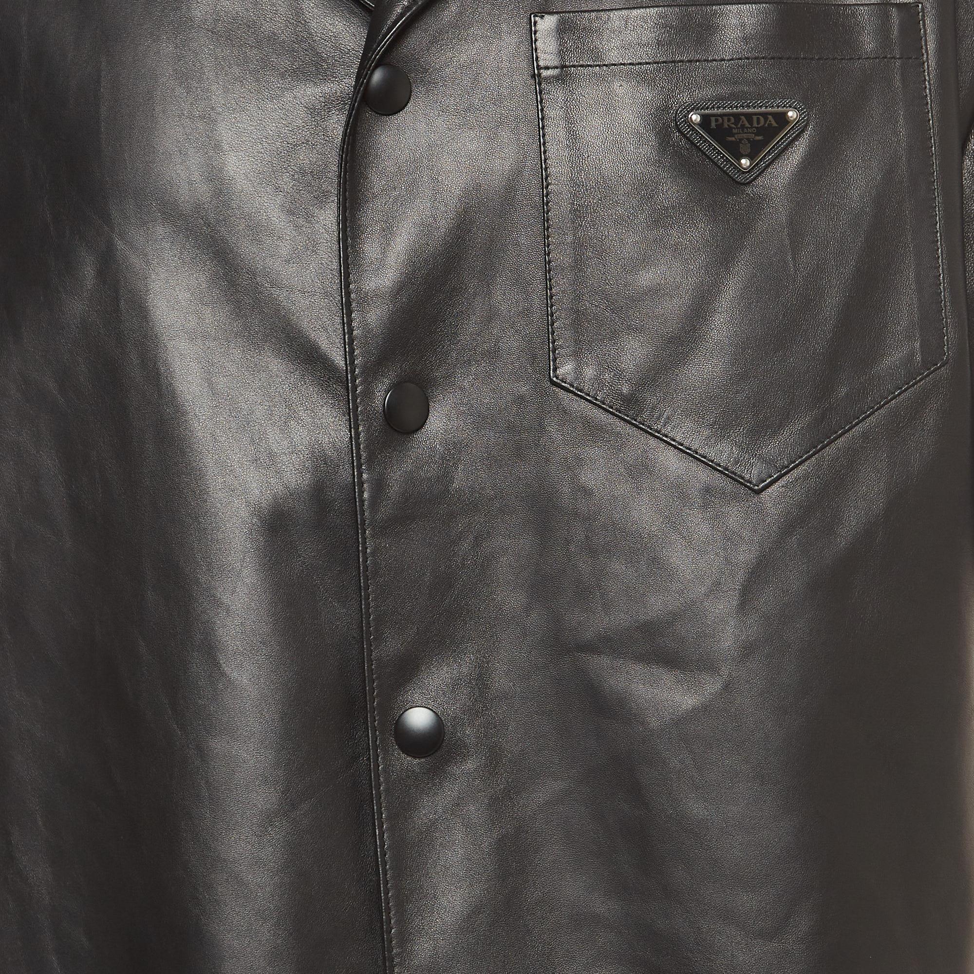 Prada Schwarze Nappa-Shorts und Hemd-Set aus Leder mit Metall-Logo-Verzierung aus Metall, M Herren im Angebot