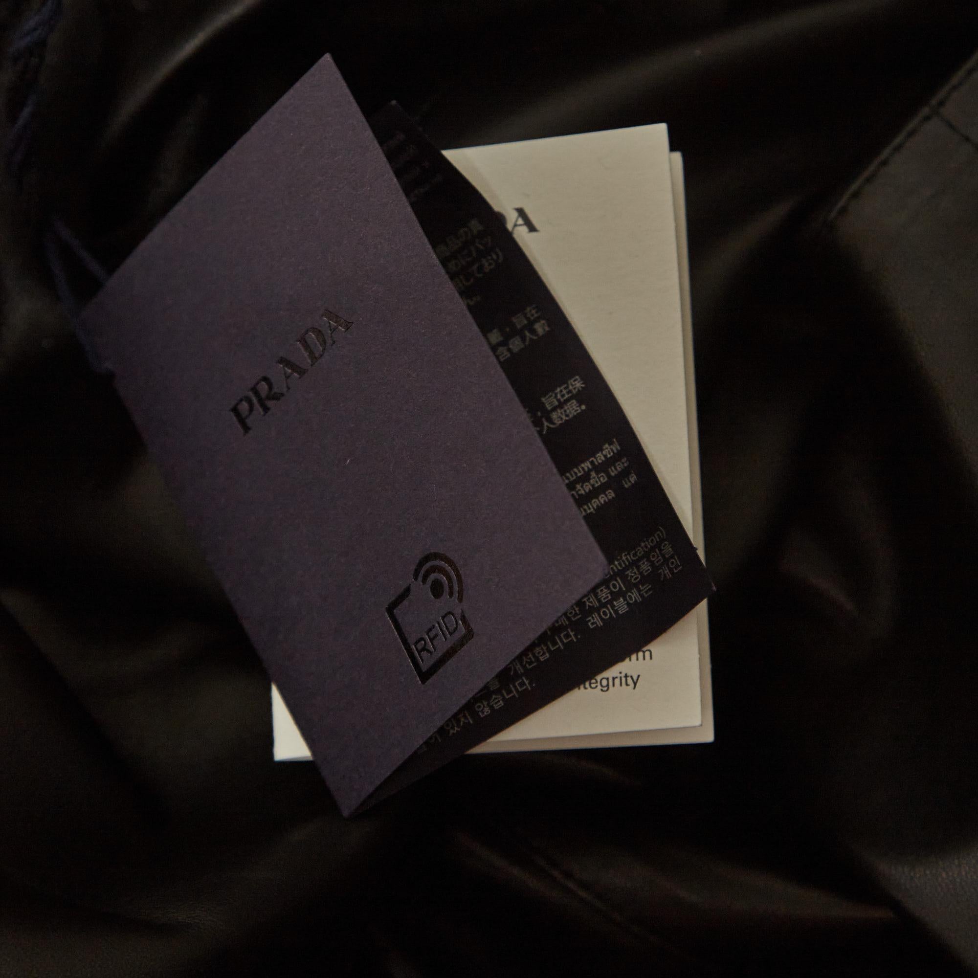 Prada Schwarze Nappa-Shorts und Hemd-Set aus Leder mit Metall-Logo-Verzierung aus Metall, M im Angebot 2