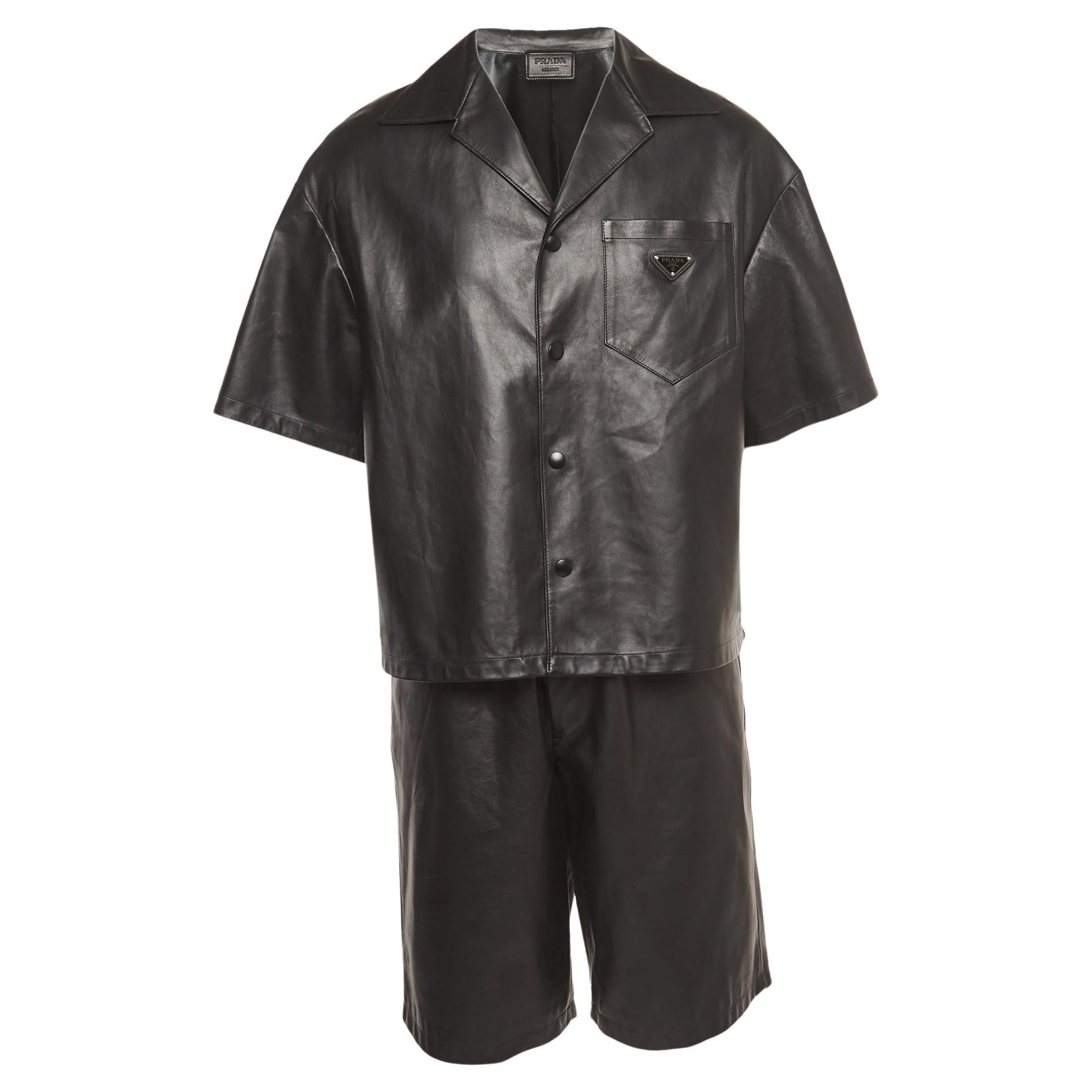 Prada Schwarze Nappa-Shorts und Hemd-Set aus Leder mit Metall-Logo-Verzierung aus Metall, M im Angebot