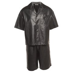 Prada Schwarze Nappa-Shorts und Hemd-Set aus Leder mit Metall-Logo-Verzierung aus Metall, M