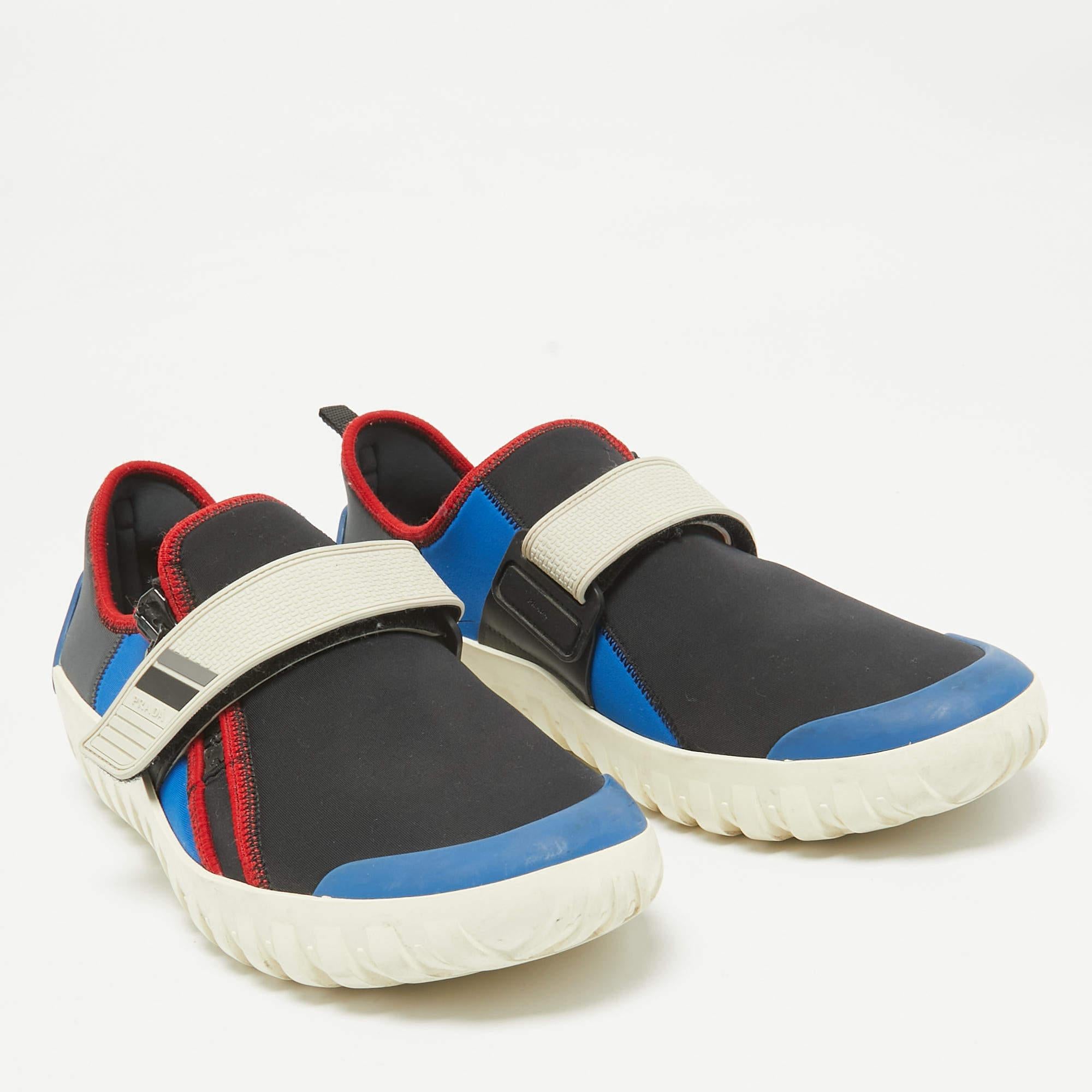 Prada - Baskets basses en néoprène et caoutchouc noir - Taille 43 Bon état - En vente à Dubai, Al Qouz 2
