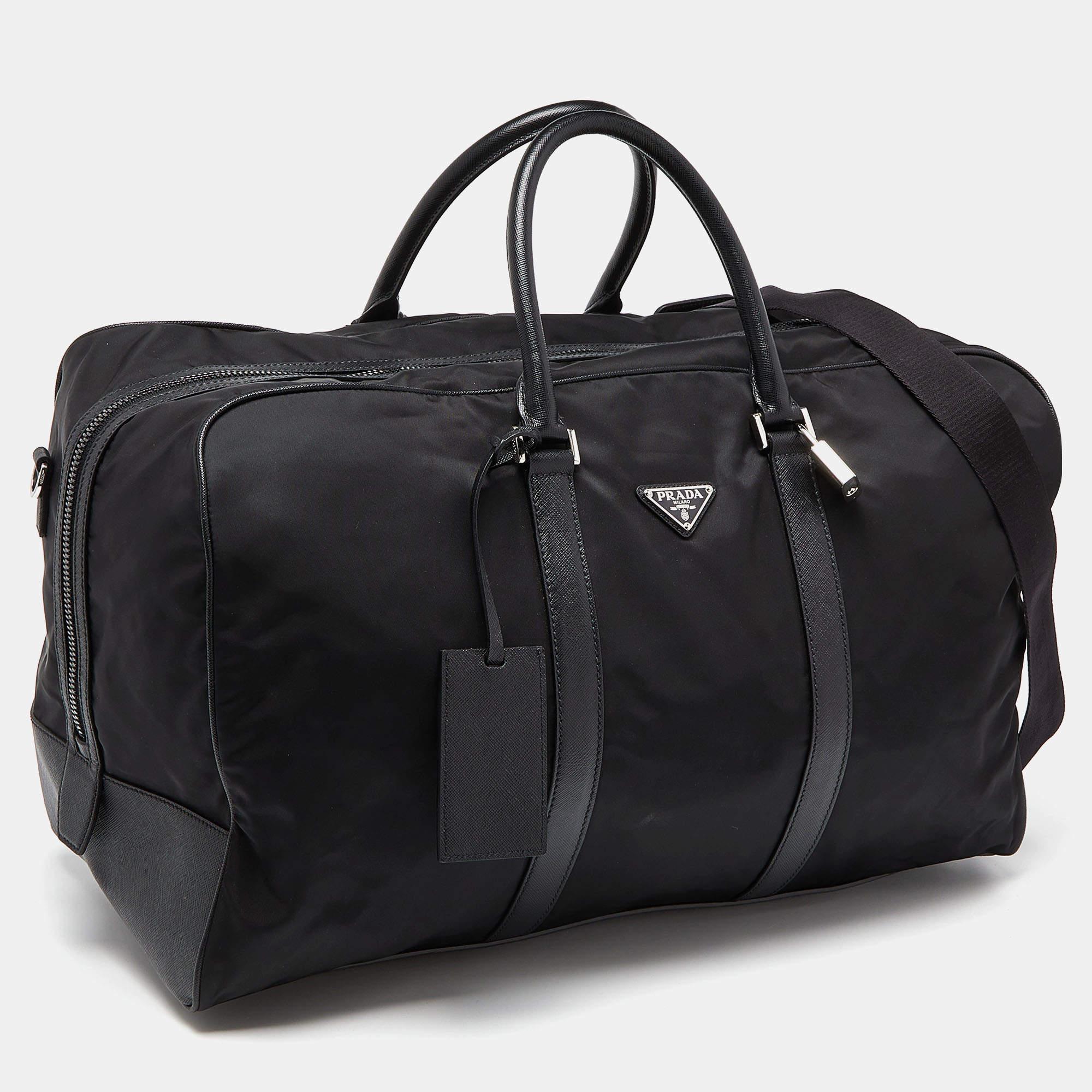 Sac de sport en nylon et cuir noir de Prada Pour hommes en vente