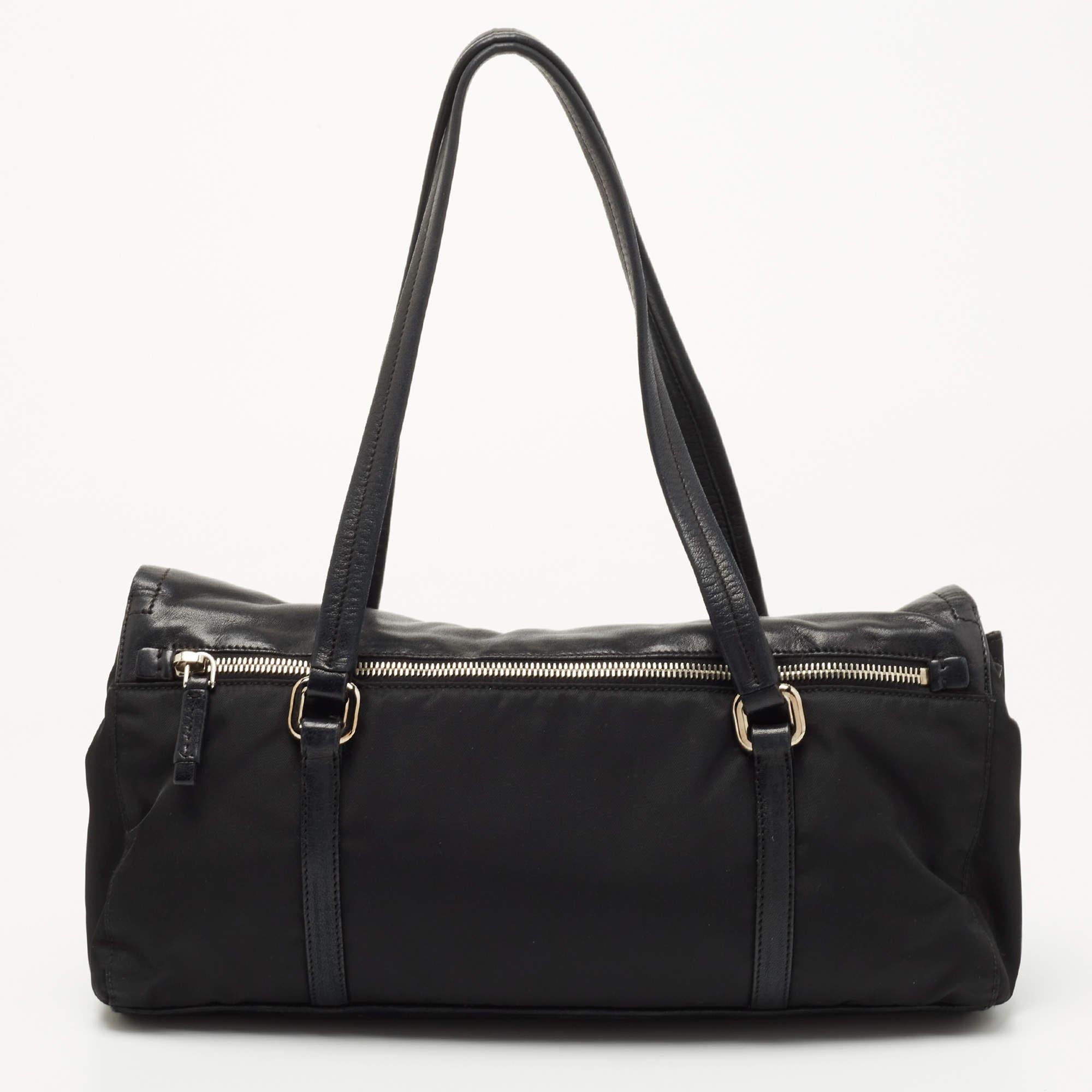 Prada Black Nylon and Leather Easy Shoulder Bag In Good Condition In Dubai, Al Qouz 2