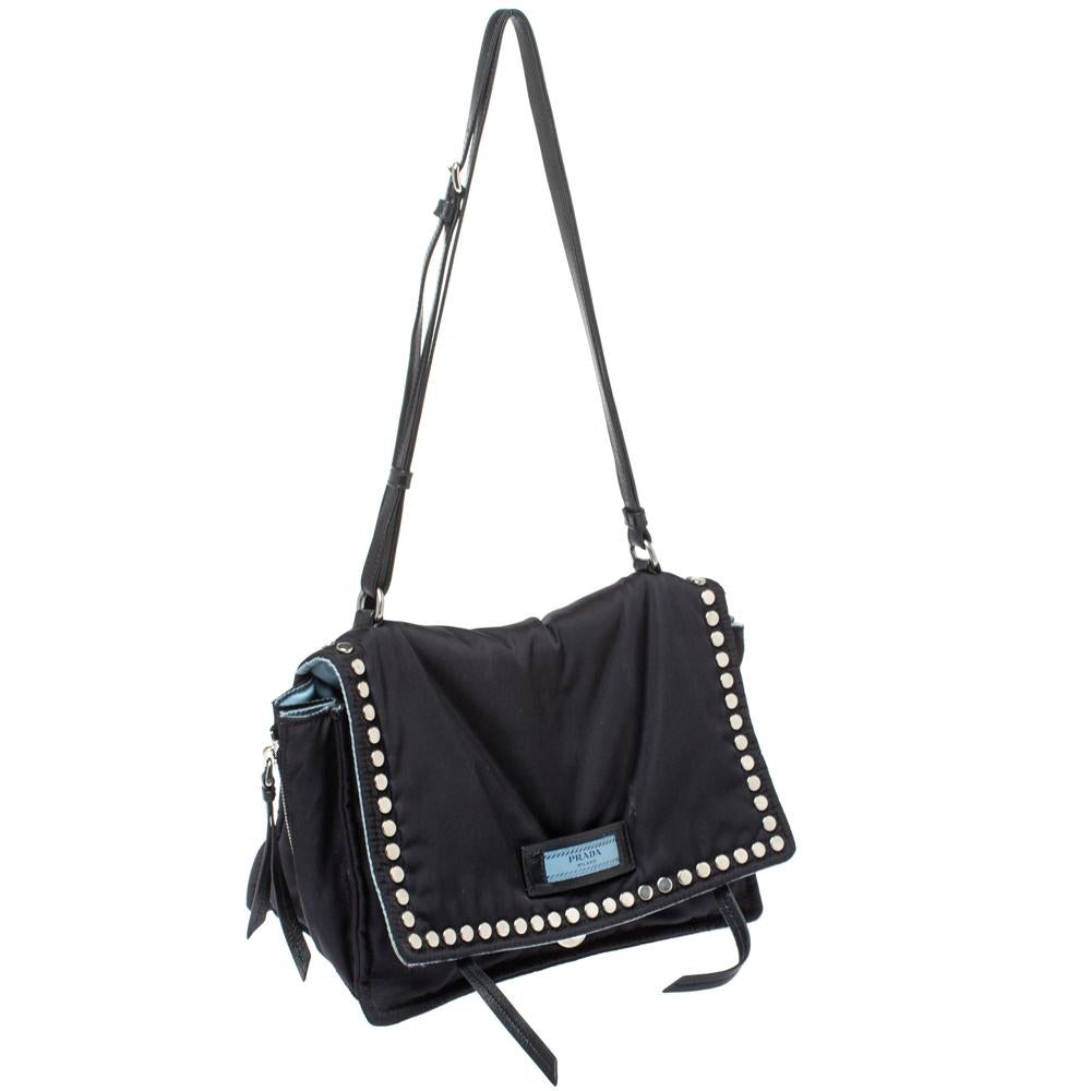 Bolso de hombro con solapa y tachuelas Prada negro de nylon y piel Etiquette en Bastante bueno Estado en Dubai, Al Qouz 2