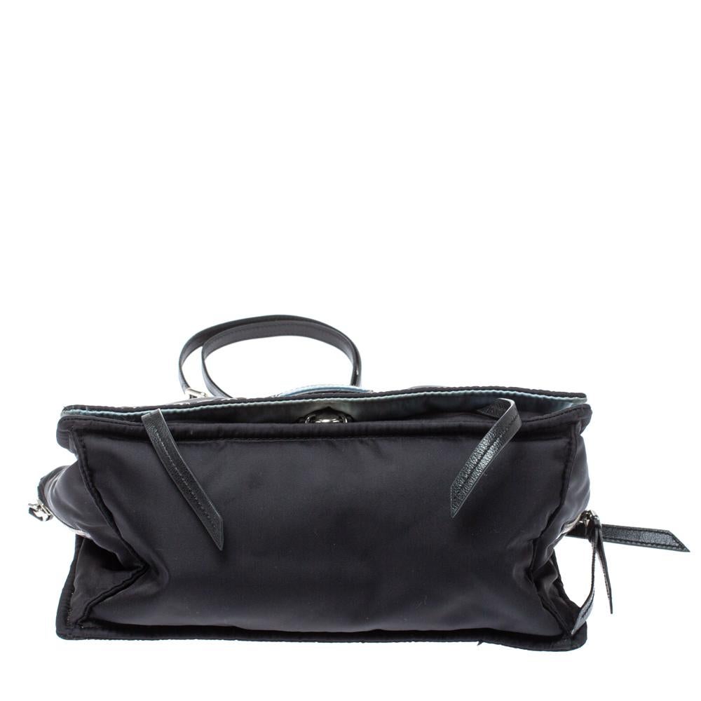 De las mujeres Bolso de hombro con solapa y tachuelas Prada negro de nylon y piel Etiquette