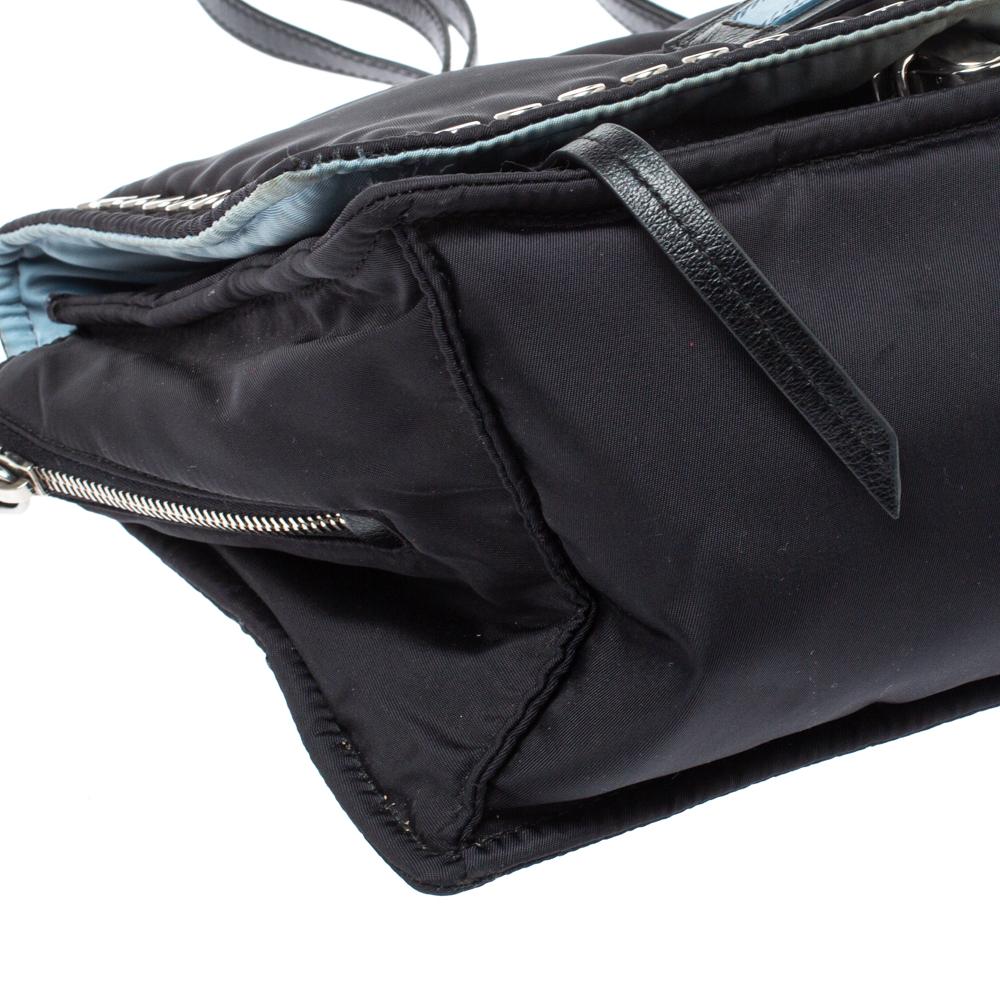 Bolso de hombro con solapa y tachuelas Prada negro de nylon y piel Etiquette 1
