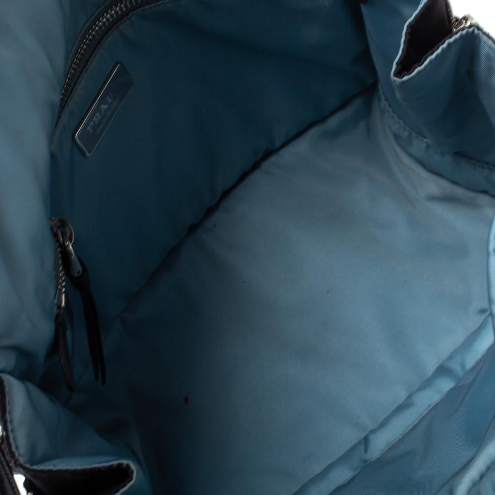 Prada Etiquette Umhängetasche aus schwarzem Nylon und Leder mit Nietenklappe 3