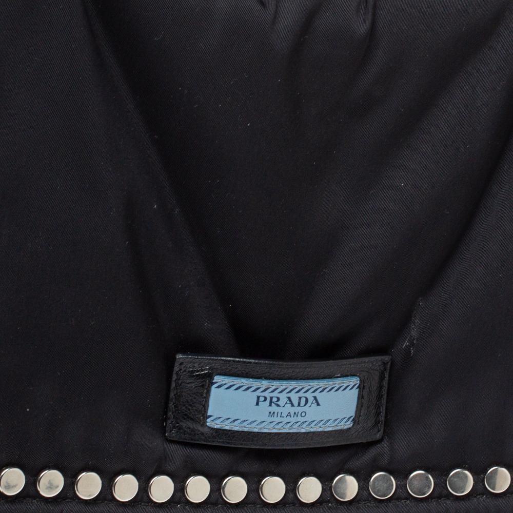 Prada Etiquette Umhängetasche aus schwarzem Nylon und Leder mit Nietenklappe 4