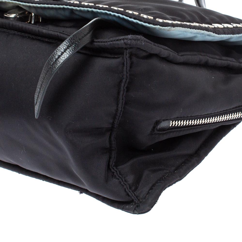 Bolso de hombro con solapa y tachuelas Prada negro de nylon y piel Etiquette 4