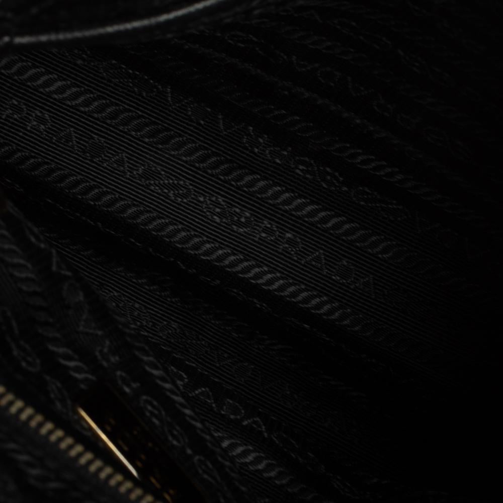 Prada Schwarze Umhängetasche aus Nylon und Leder 6
