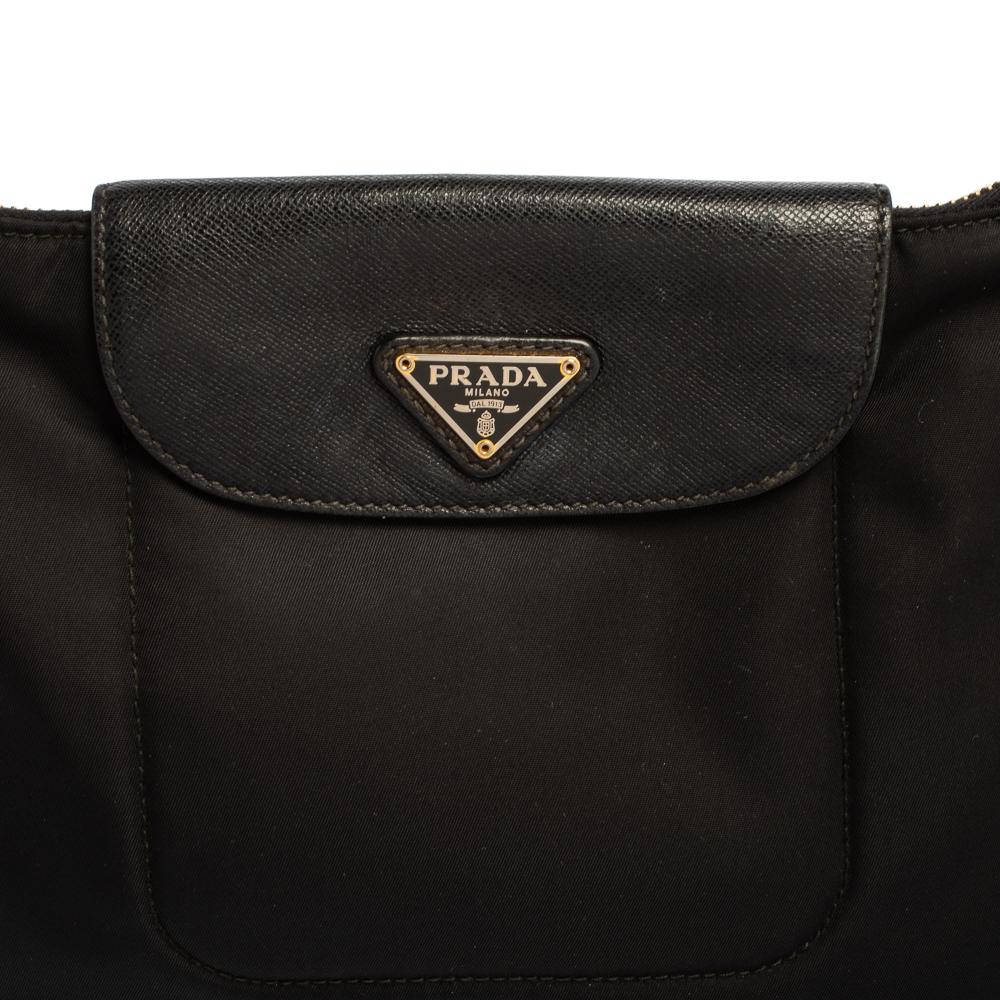 Prada Schwarze Umhängetasche aus Nylon und Leder 8