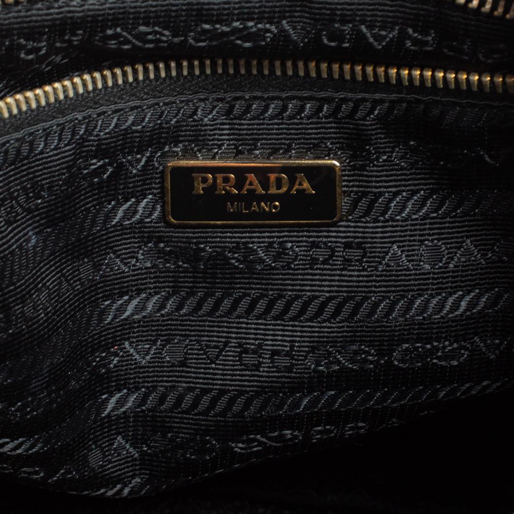 Prada Schwarze Umhängetasche aus Nylon und Leder 2