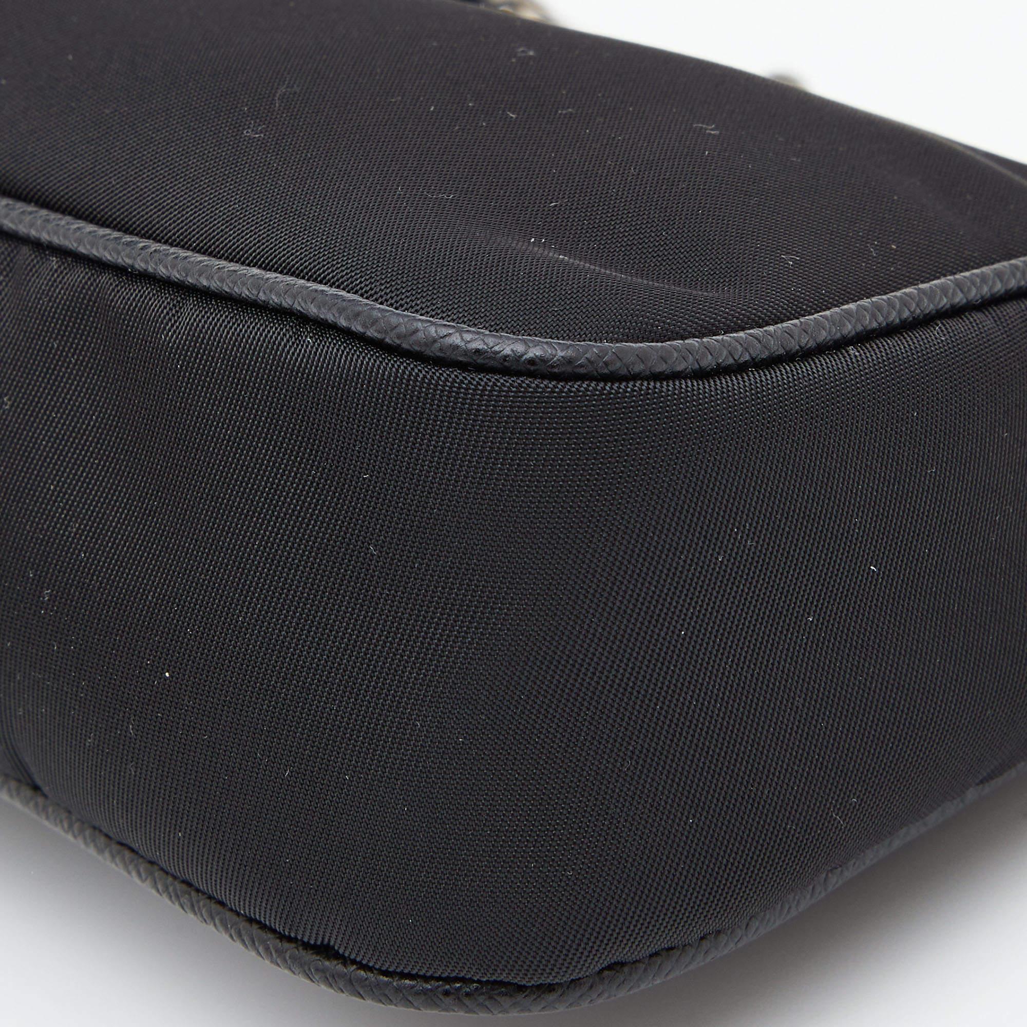 Prada Mini-Re-Edition 2005 Umhängetasche aus schwarzem Nylon und Leder 2