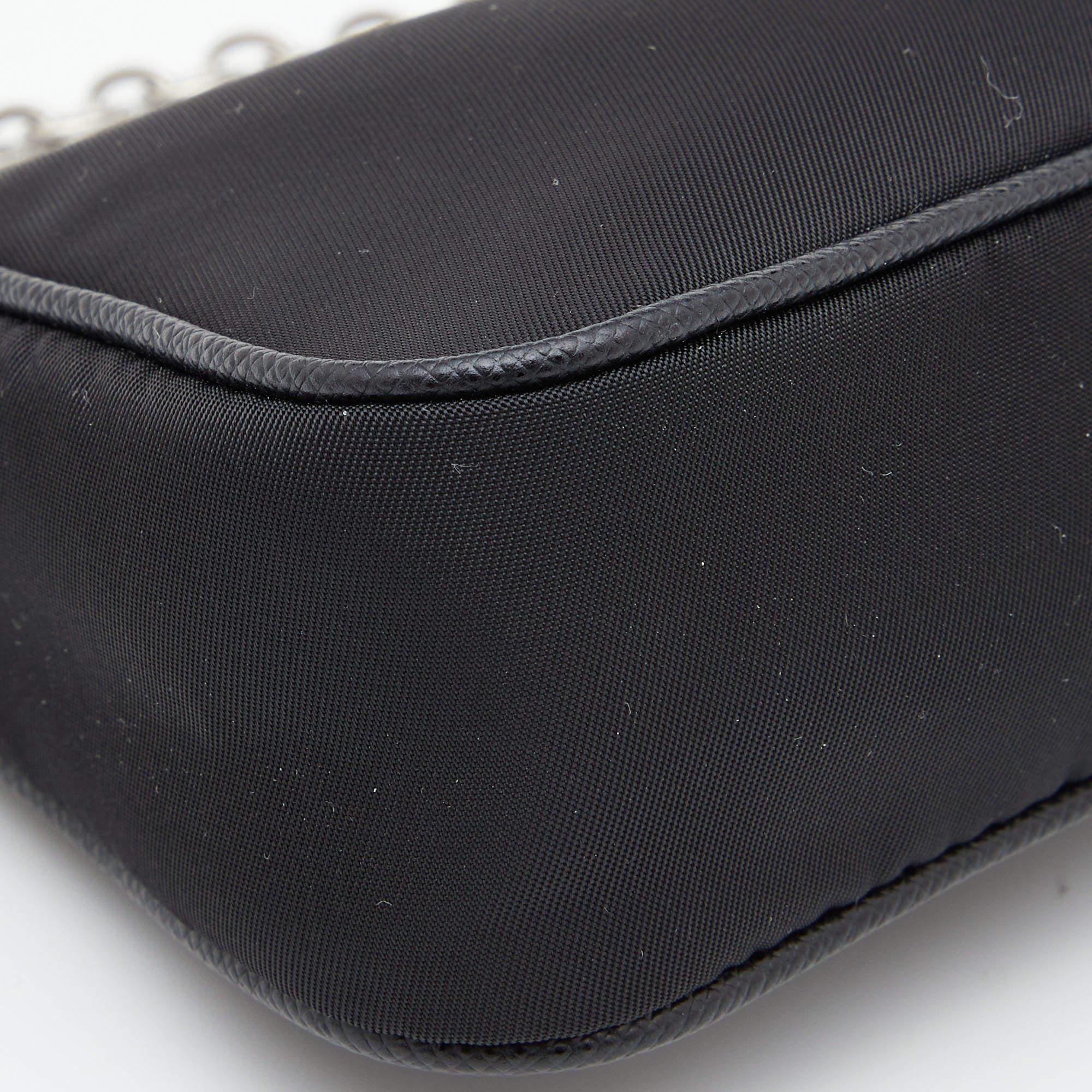 Prada Mini-Re-Edition 2005 Umhängetasche aus schwarzem Nylon und Leder 4
