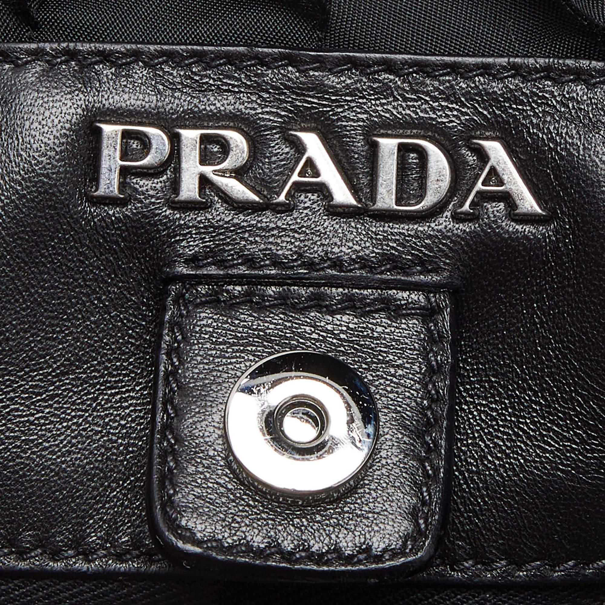 Prada - Fourre-tout à volants en nylon et cuir noir en vente 7