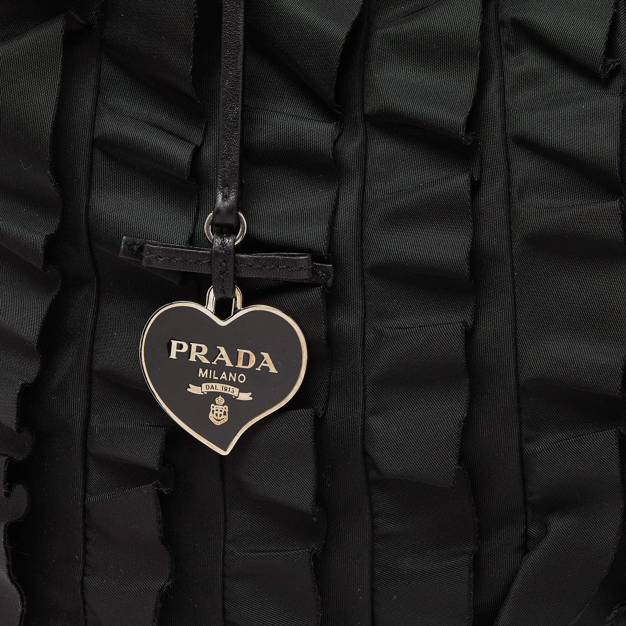 Prada - Fourre-tout à volants en nylon et cuir noir en vente 2
