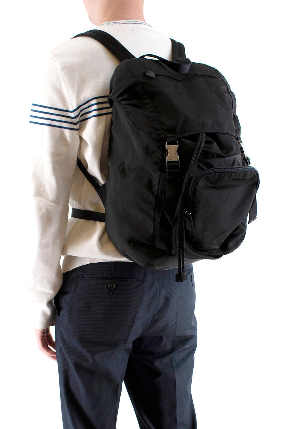 Prada Schwarzer Nylon-Rucksack im Angebot 3