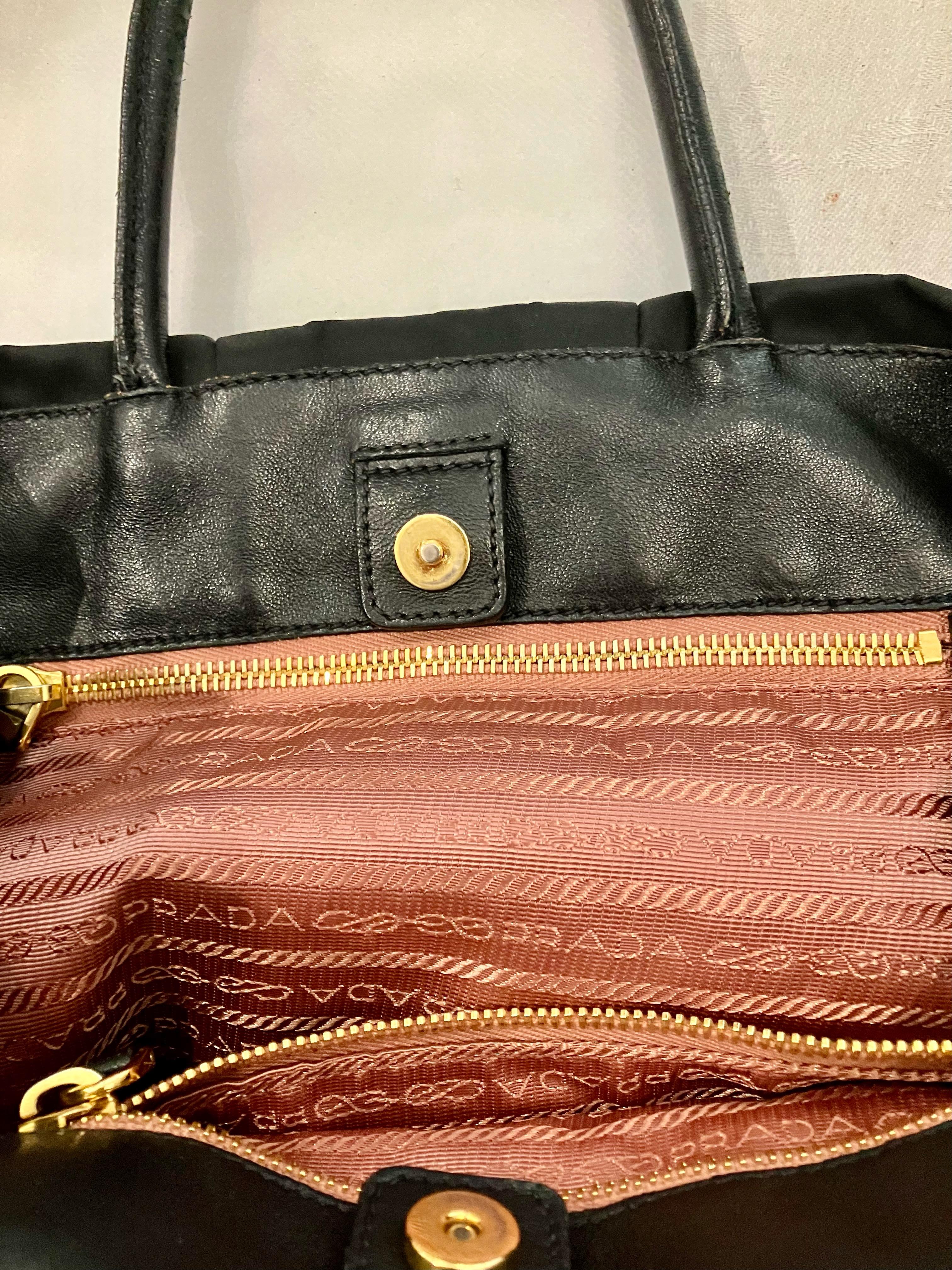 Prada Schwarze Nylon-Handtasche mit Schleifendetail im Angebot 6