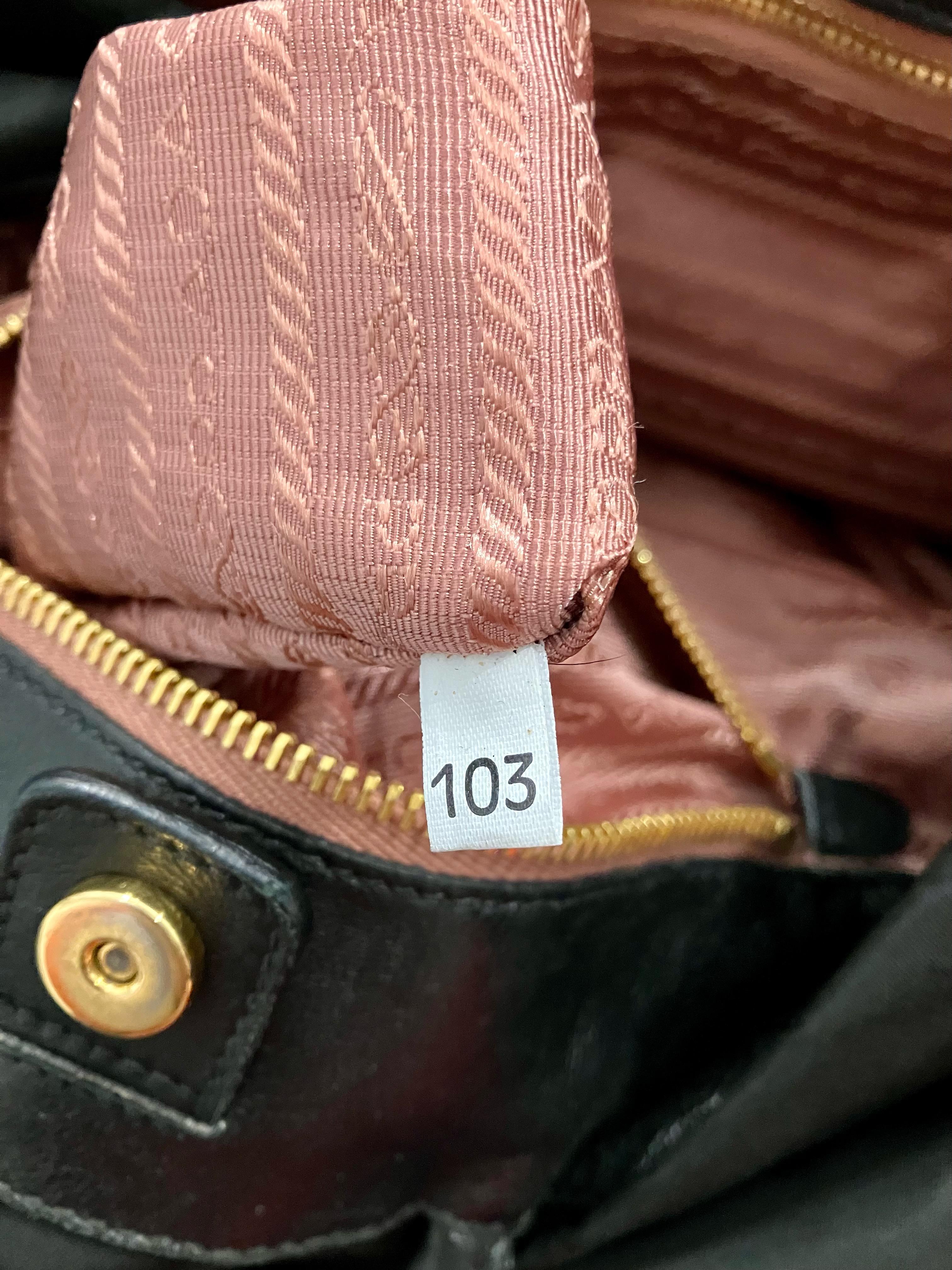 Prada Schwarze Nylon-Handtasche mit Schleifendetail im Angebot 7