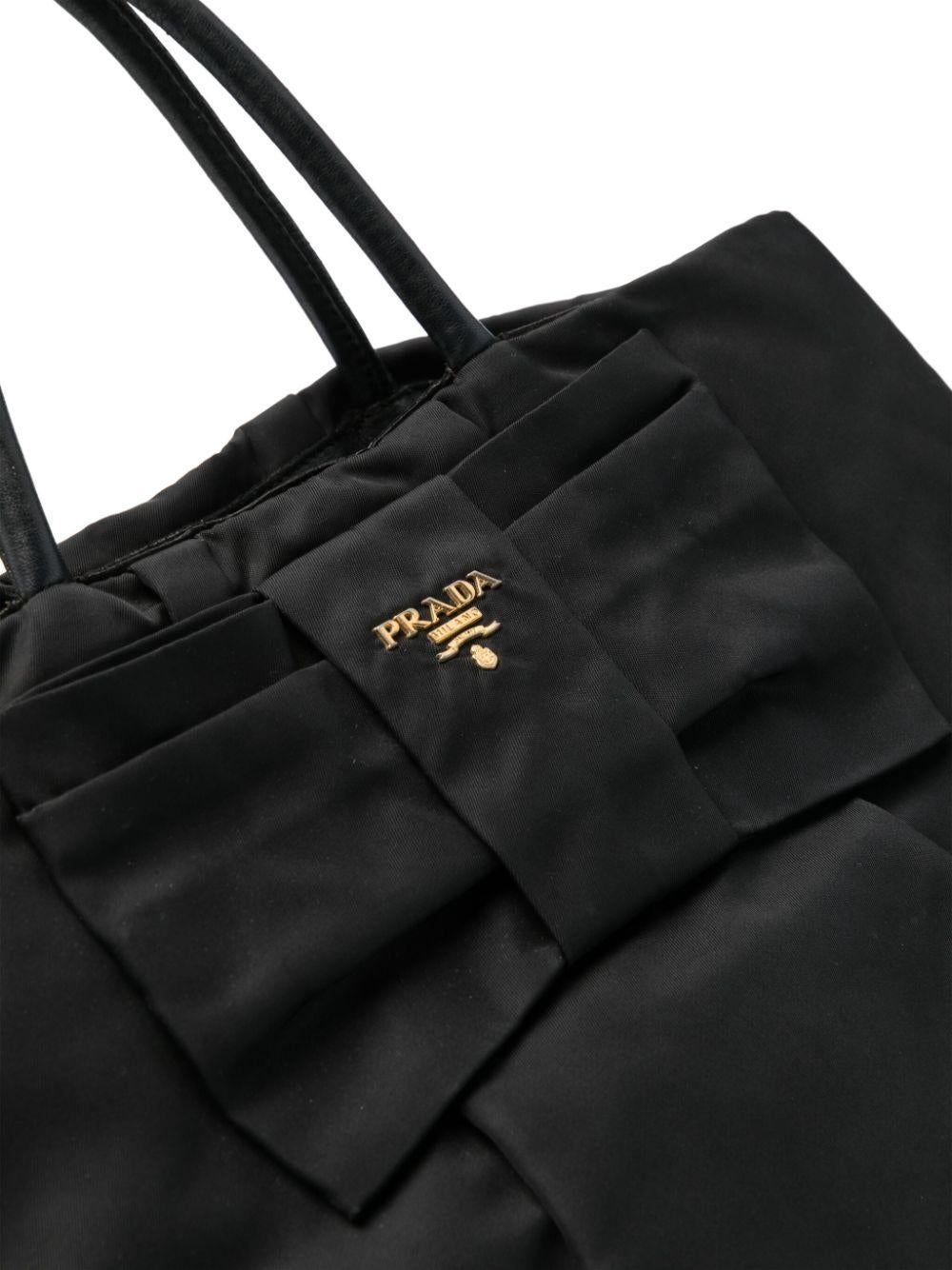 Prada Schwarze Nylon-Handtasche mit Schleifendetail im Zustand „Gut“ im Angebot in Paris, FR