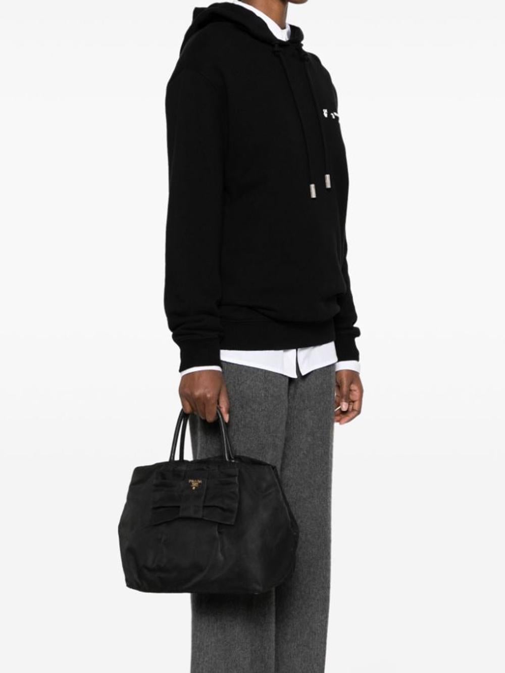 Prada Schwarze Nylon-Handtasche mit Schleifendetail Damen im Angebot