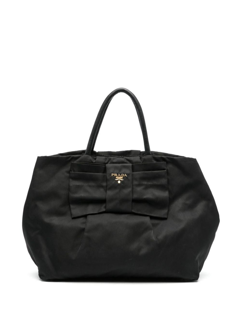 Prada Schwarze Nylon-Handtasche mit Schleifendetail im Angebot 2