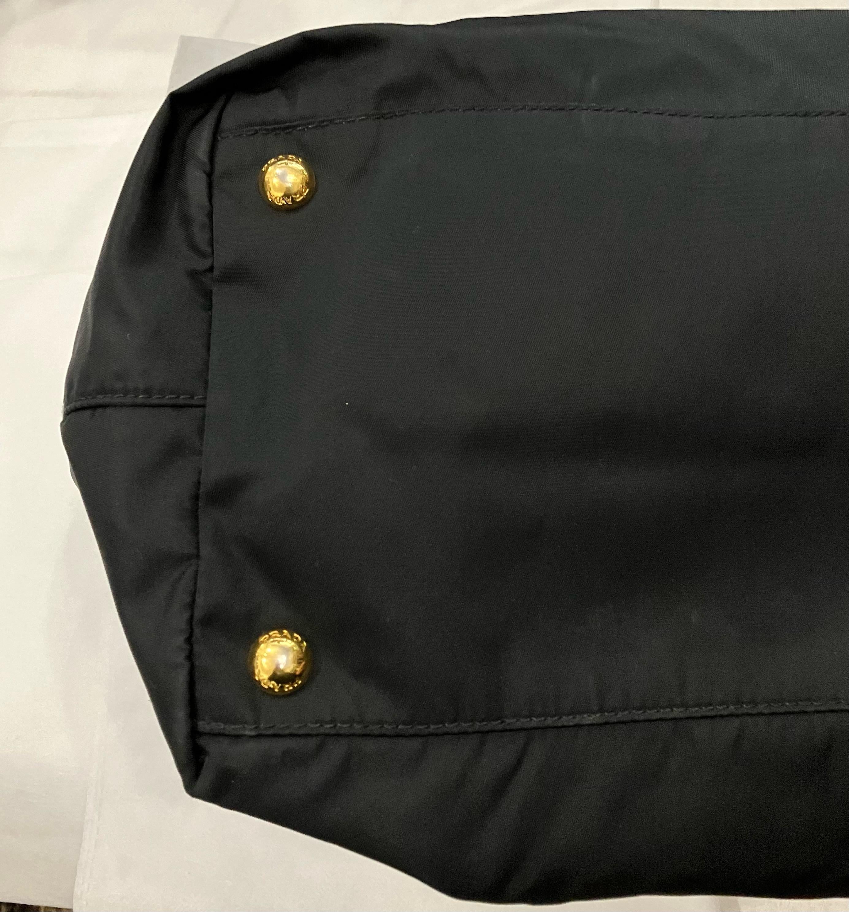 Prada Schwarze Nylon-Handtasche mit Schleifendetail im Angebot 3