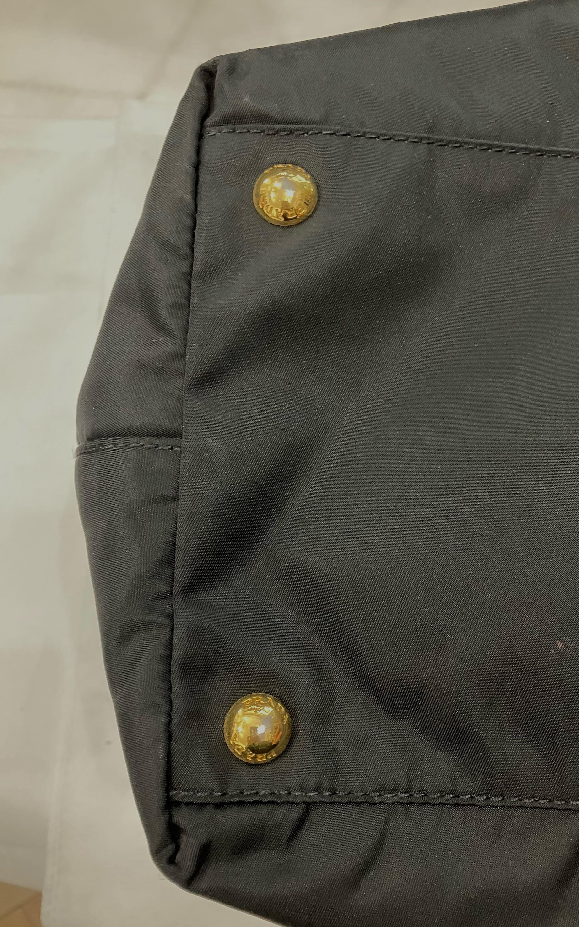 Prada - Sac à main en nylon noir avec nœud décoratif en vente 4