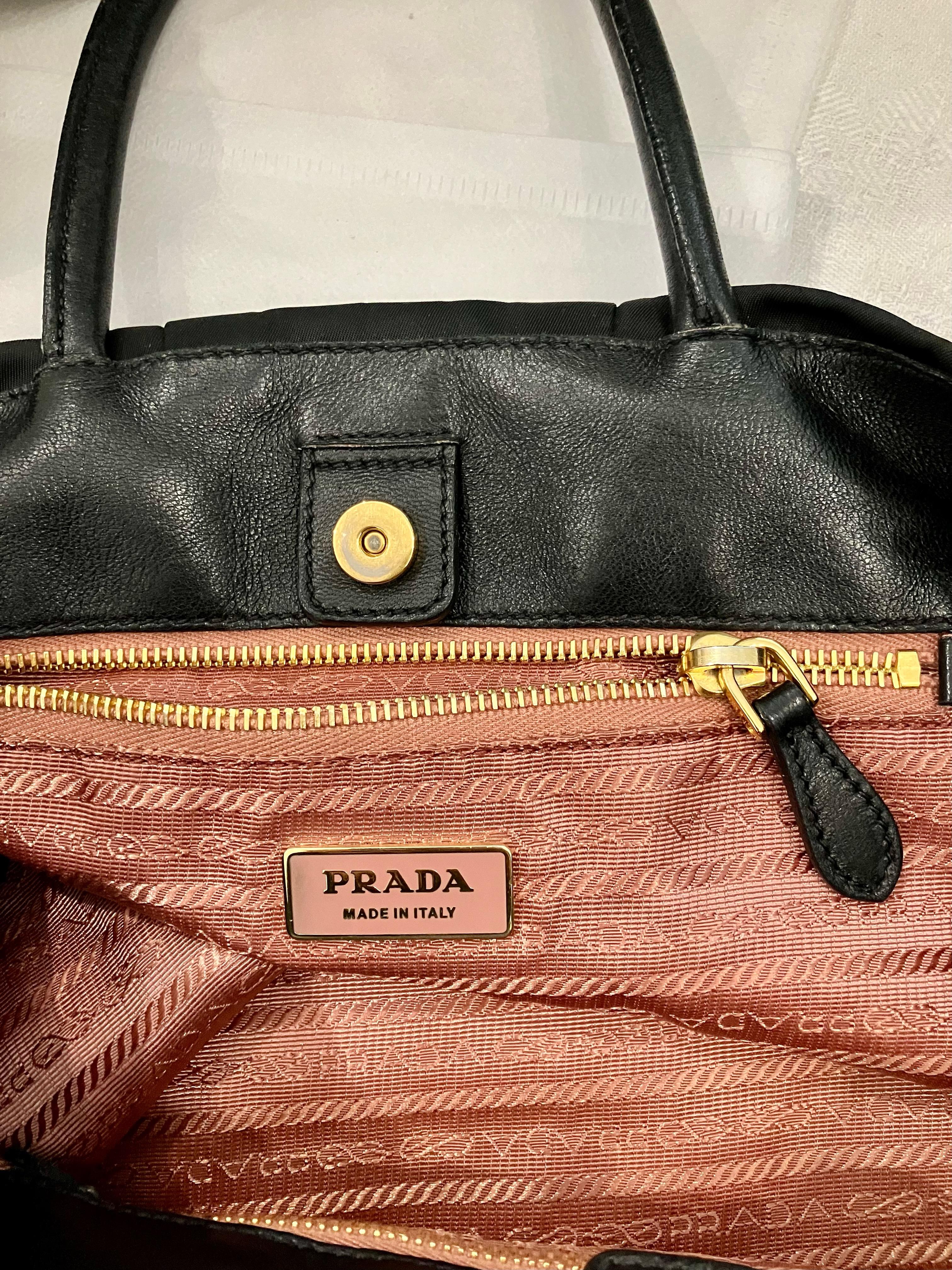 Prada Schwarze Nylon-Handtasche mit Schleifendetail im Angebot 5