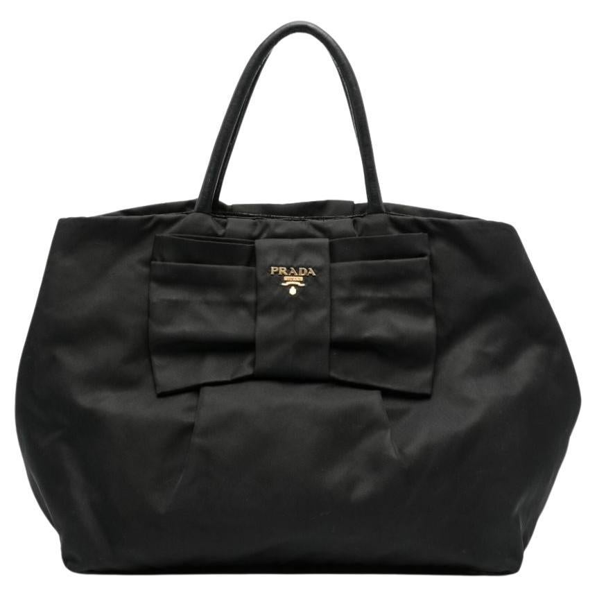 Prada Schwarze Nylon-Handtasche mit Schleifendetail im Angebot