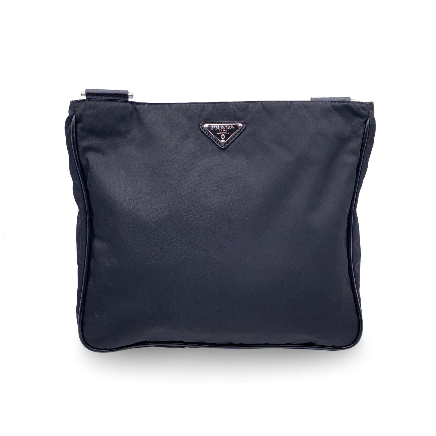 Prada Black Nylon Canvas Double Pockets Crossbody Messenger Bag Excellent état - En vente à Rome, Rome