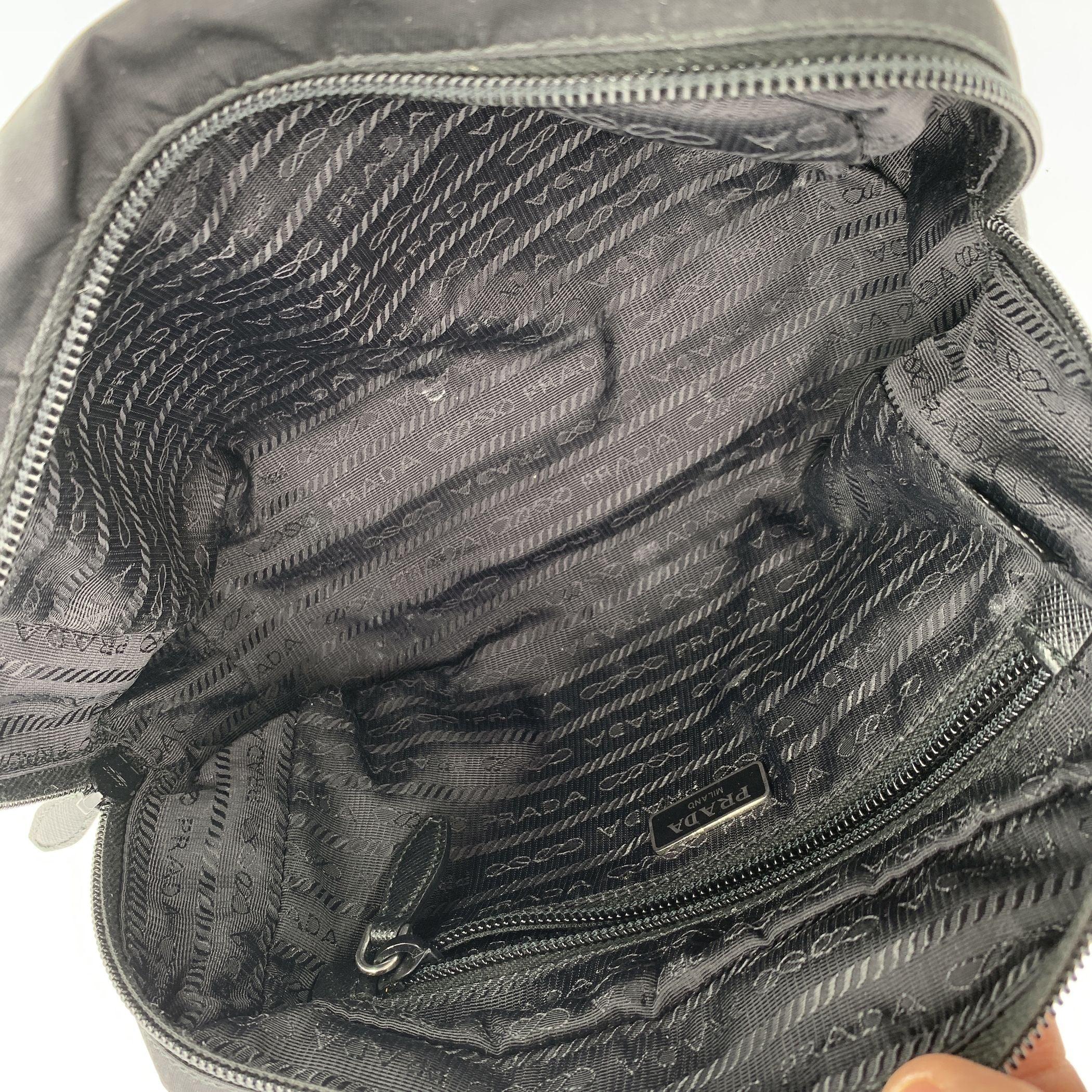 Prada, borsa da polso in tela di nylon nera con zip e astuccio per cosmetici In condizioni buone in vendita a Rome, Rome