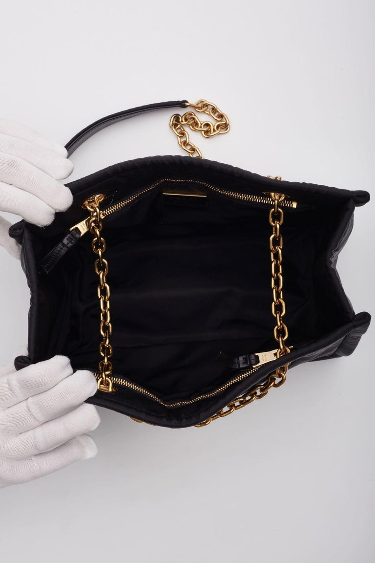 Bolso Tote Prada Negro Nylon Doble Cadena Dorada en venta en