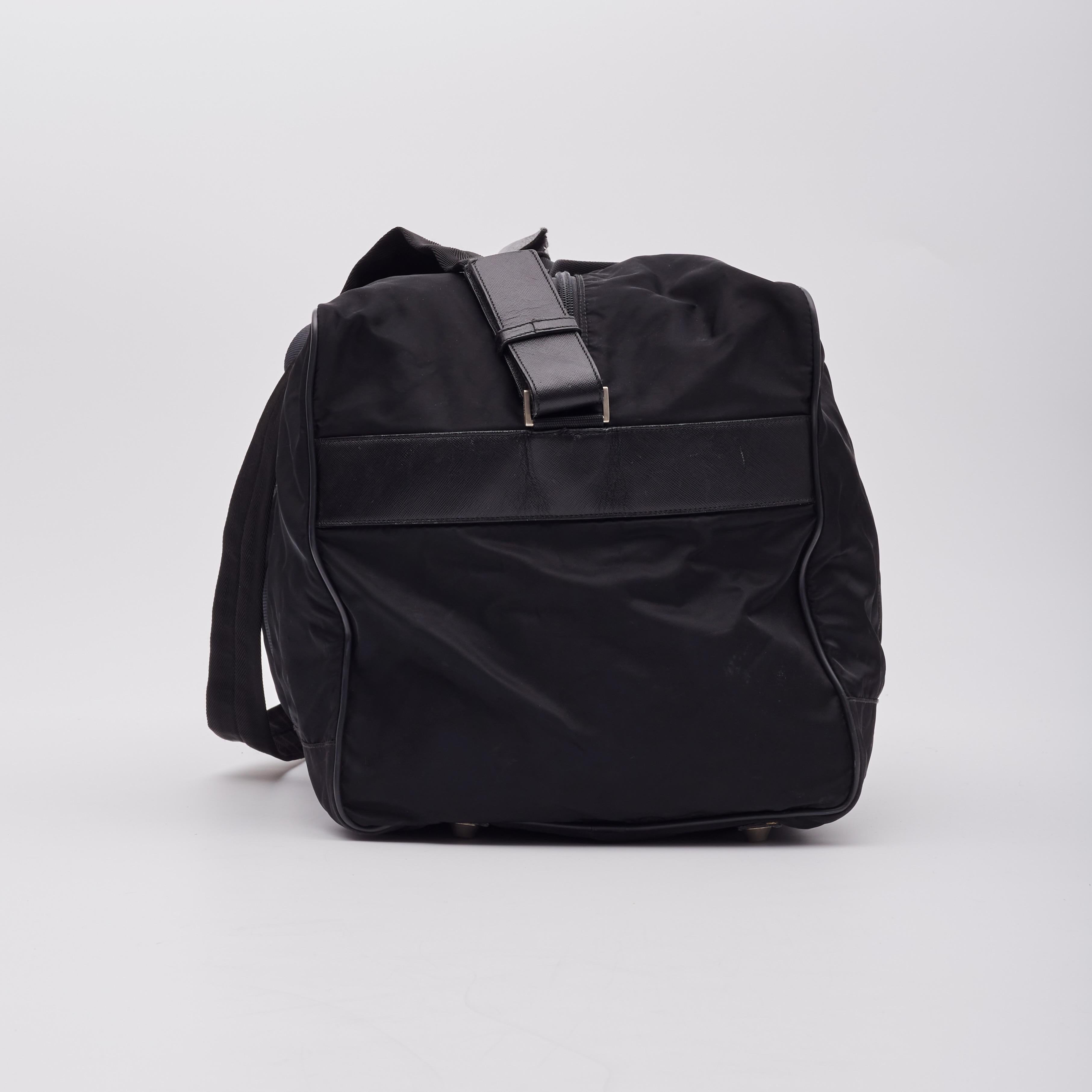 Prada Black Nylon Duffle Sports Weekender Bag Bon état - En vente à Montreal, Quebec