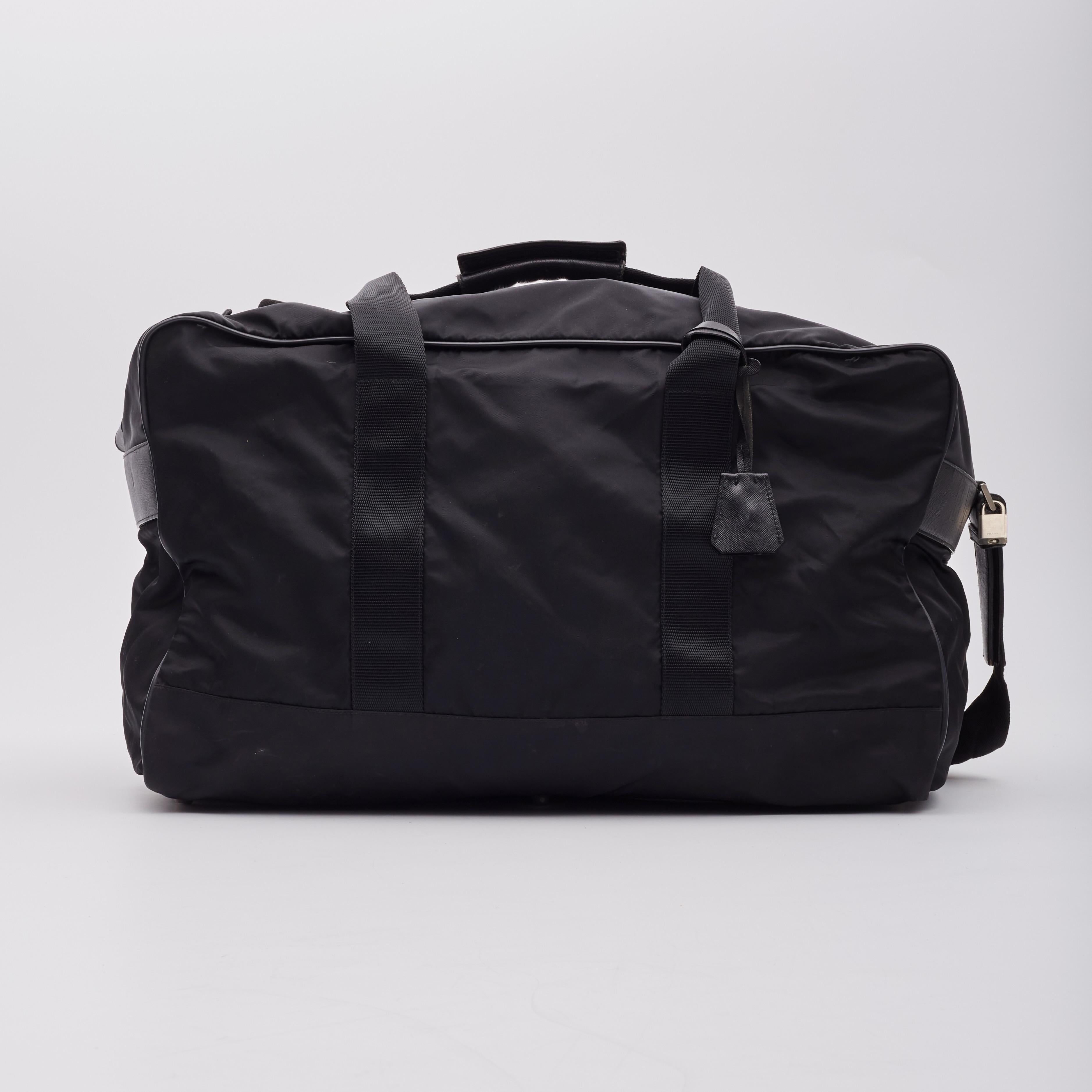 Prada Black Nylon Duffle Sports Weekender Bag Pour femmes en vente