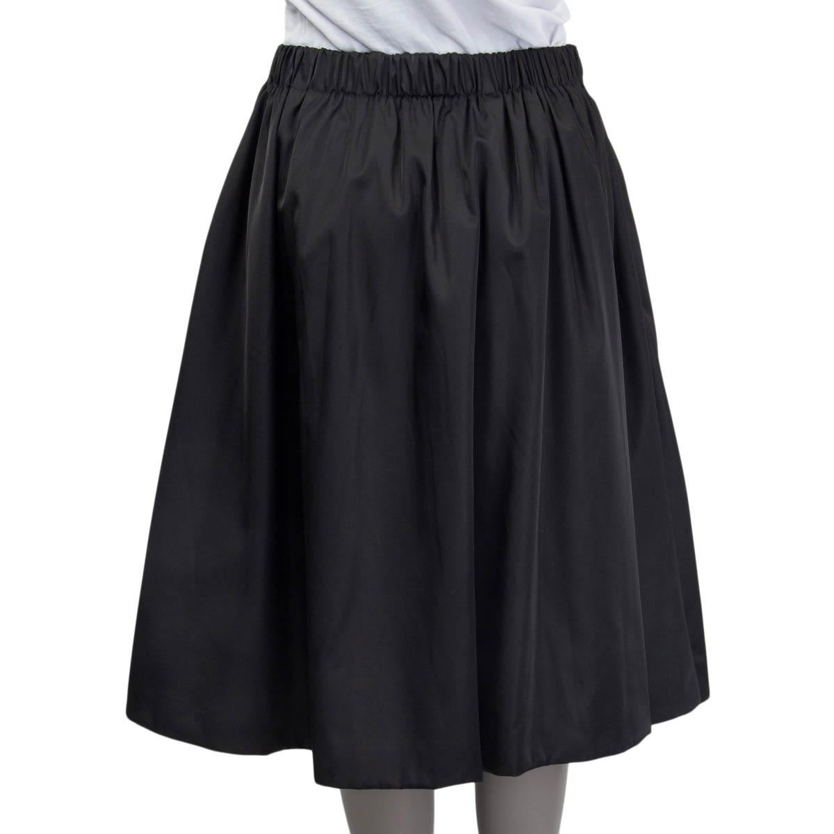 PRADA black nylon FLARED DRAWSTRING KNEE LENGTH Skirt 44 L In Excellent Condition For Sale In Zürich, CH
