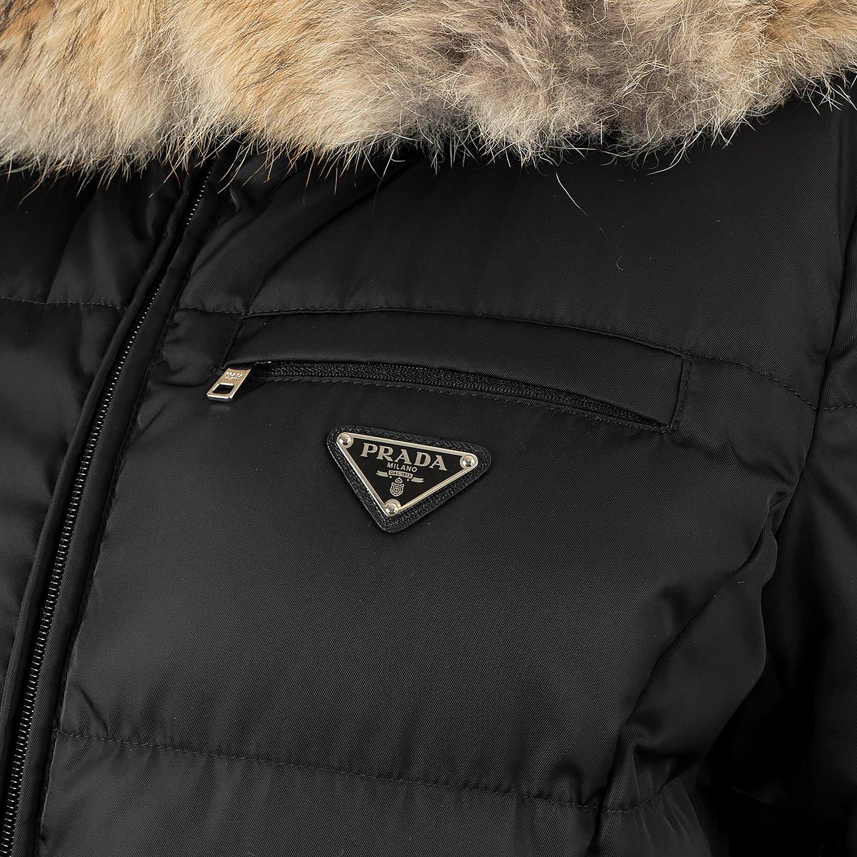 PRADA, veste fourreau noire en nylon FUR TRIM QUILTED DOWN PARKA 46 XL en vente 2