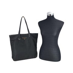 Prada: Schwarze Shopper-Tasche aus Nylon mit Lederbesatz und silbernen Metallbeschlägen