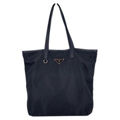 Prada: Schwarze Shopper-Tasche aus Nylon mit Lederbesatz und silbernen Metallbeschlägen