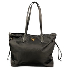 PRADA Borsetta Tote in nylon nero con finiture in pelle