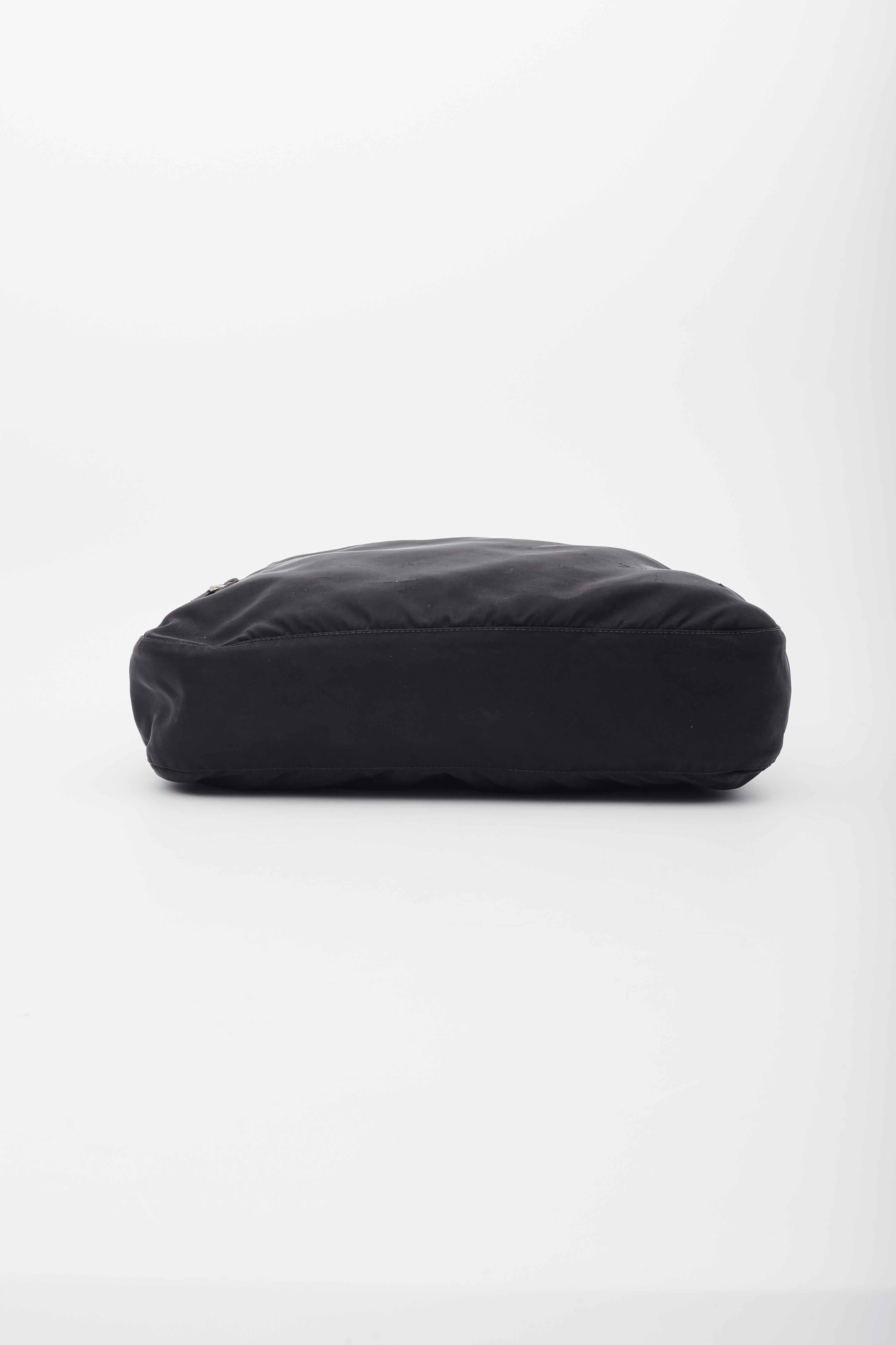 Prada Black Nylon Messenger Bag In Good Condition For Sale In Montreal, Quebec