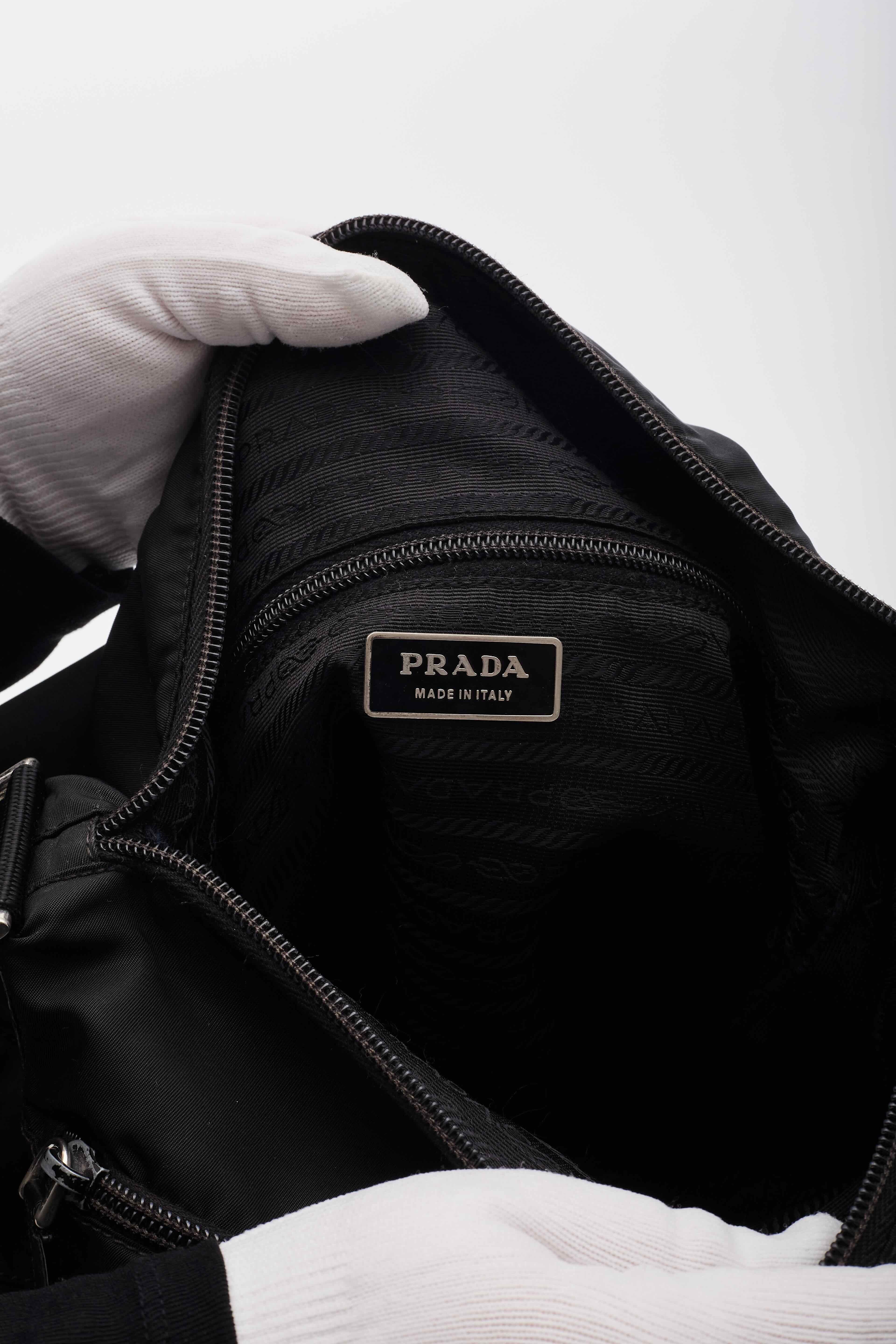 Sac messager en nylon noir de Prada en vente 2