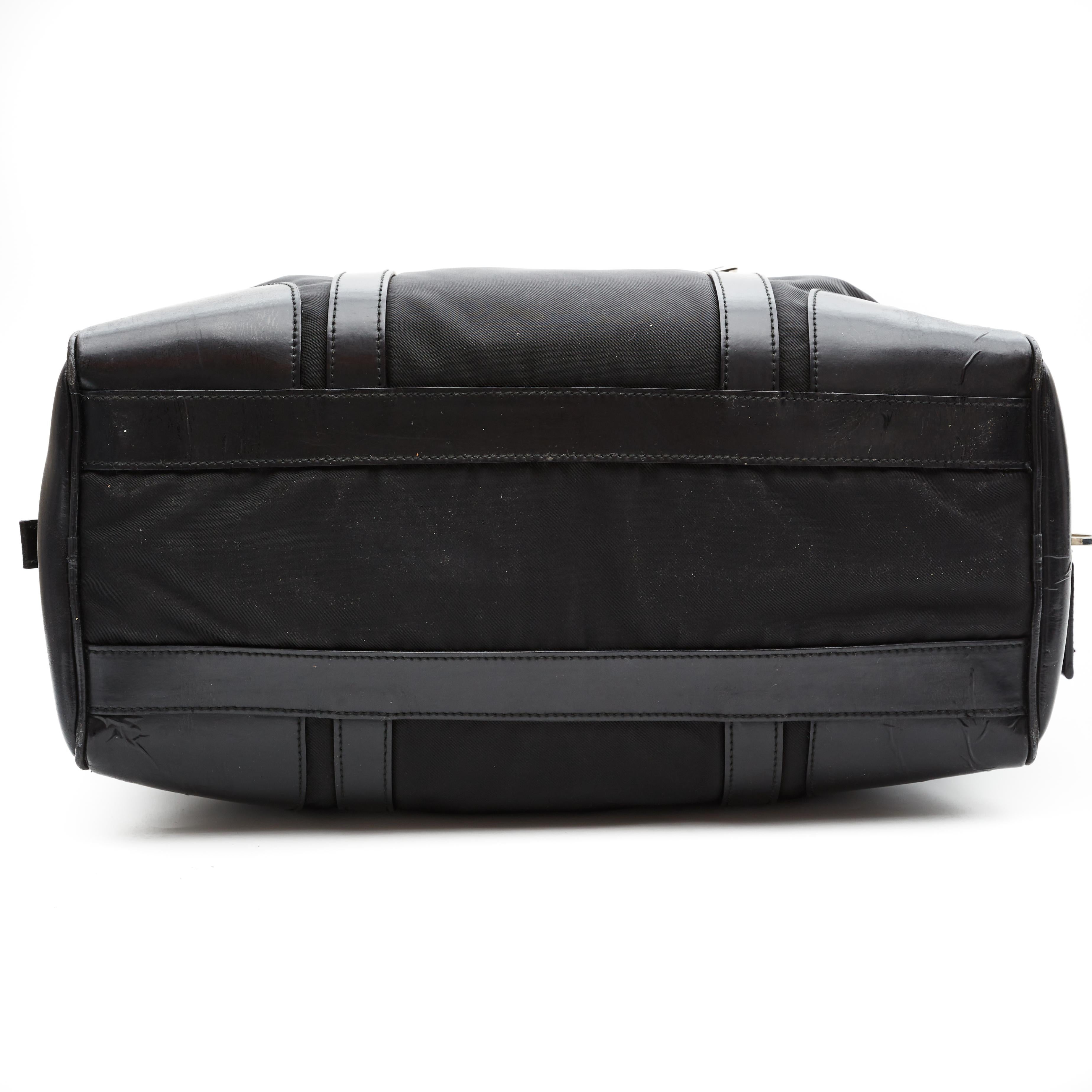 Noir Prada Mini Duffle Bag en nylon noir Boston en vente