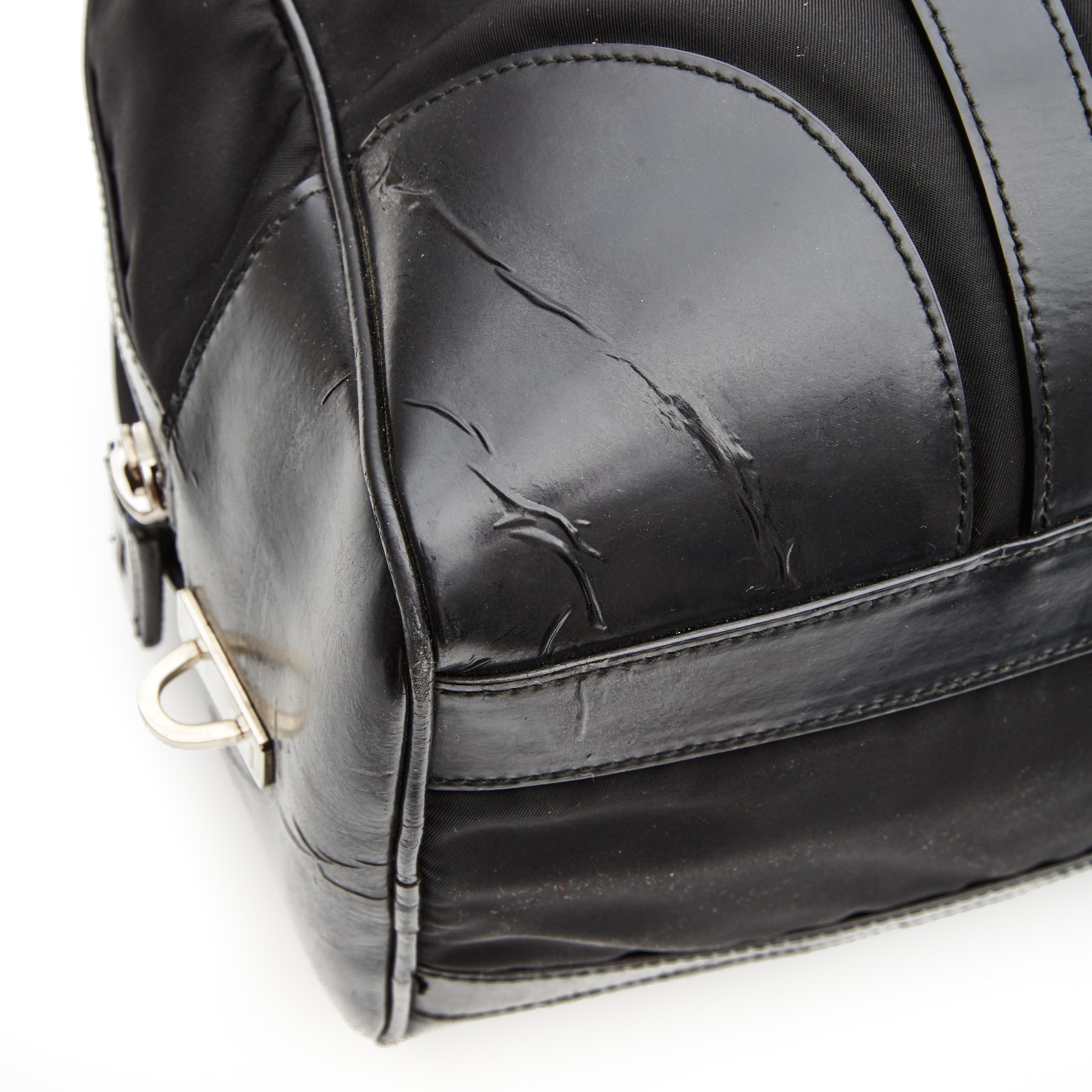 Prada Mini Duffle Bag en nylon noir Boston Bon état - En vente à Montreal, Quebec