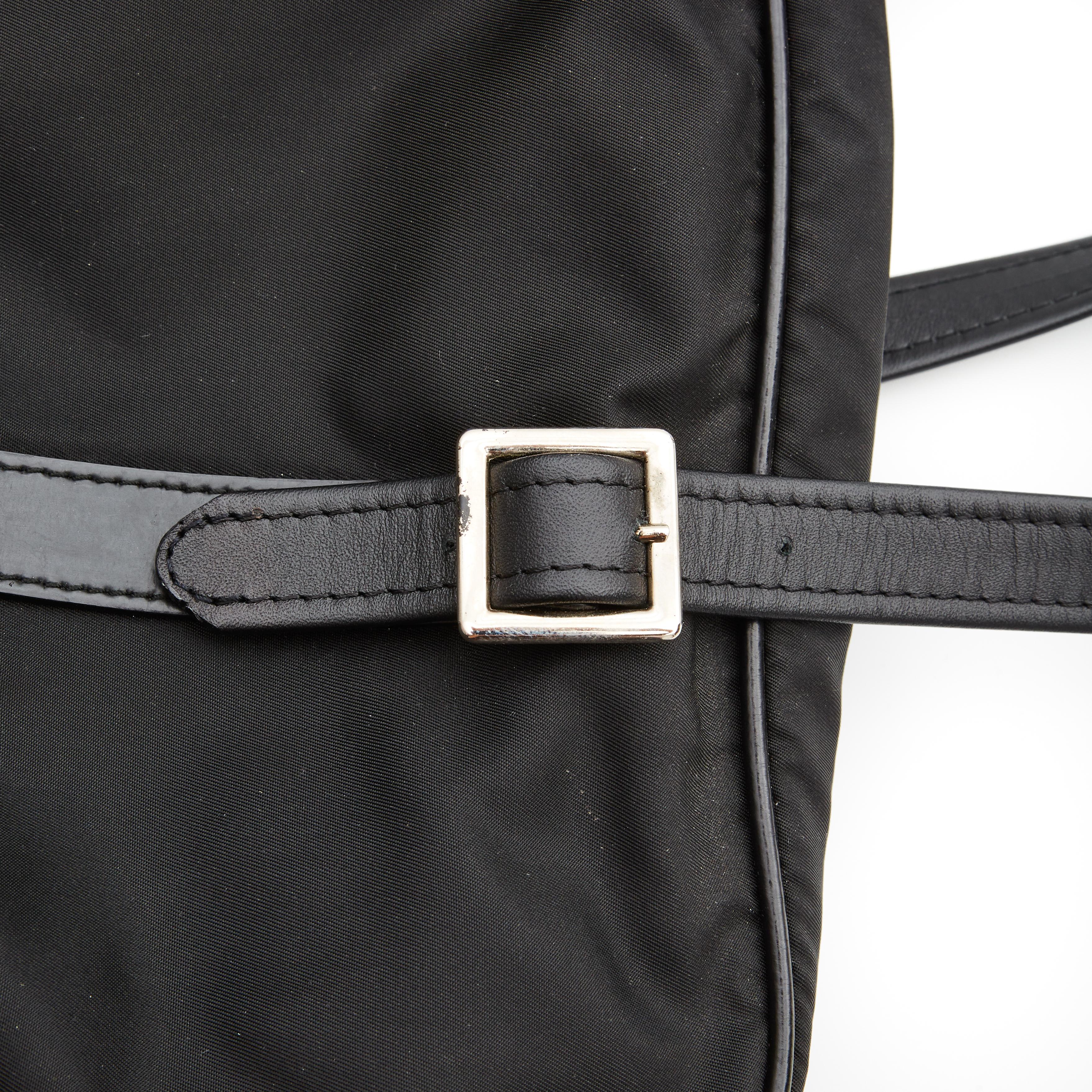 Prada Mini Duffle Bag en nylon noir Boston Unisexe en vente